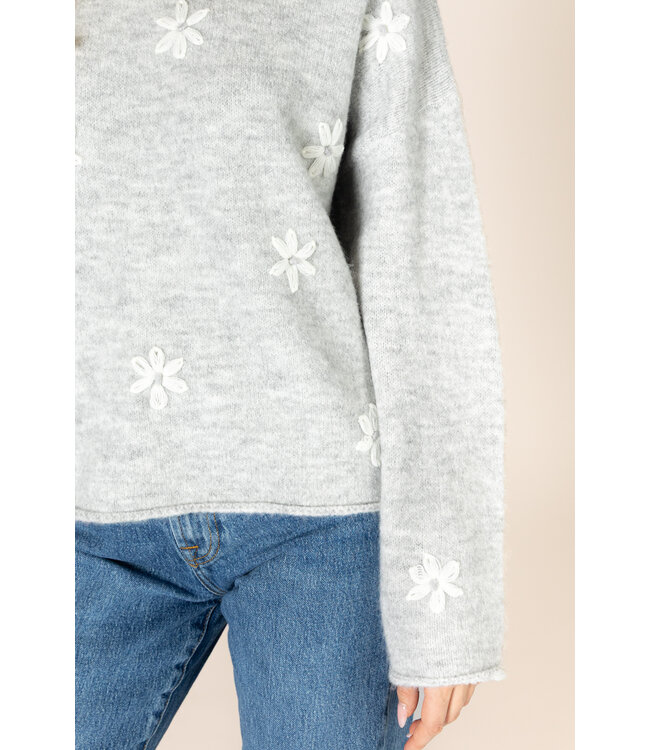 Lyla + Luxe Aiden novelty daisy sweater
