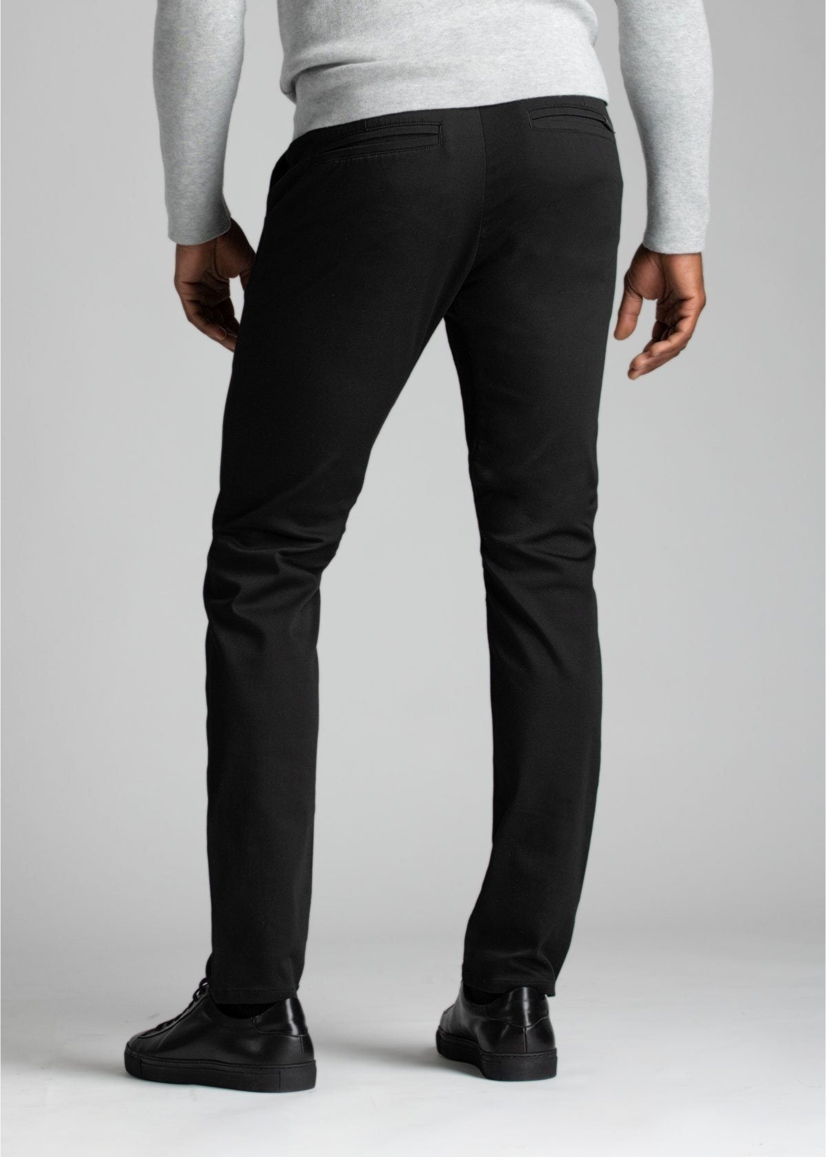 Essentials, Pantalon à taille extensible pour homme, coupe classique  à l'avant plat, Black, 34W x 32L : : Mode