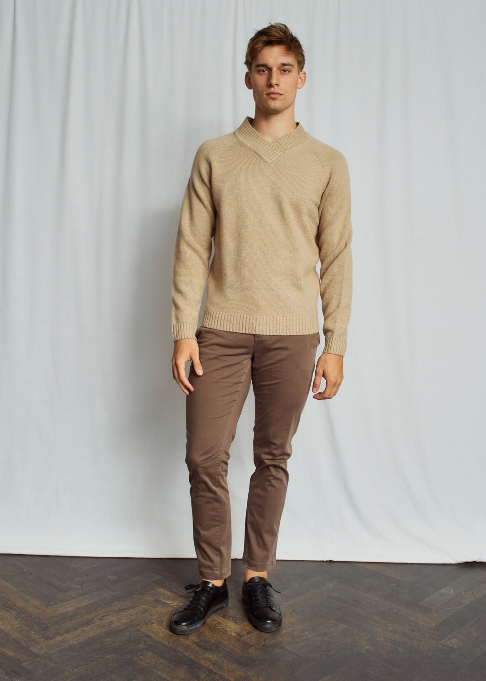 BRUUN & STENGADE Chandail col en v en laine d'agneau pour homme-Sable
