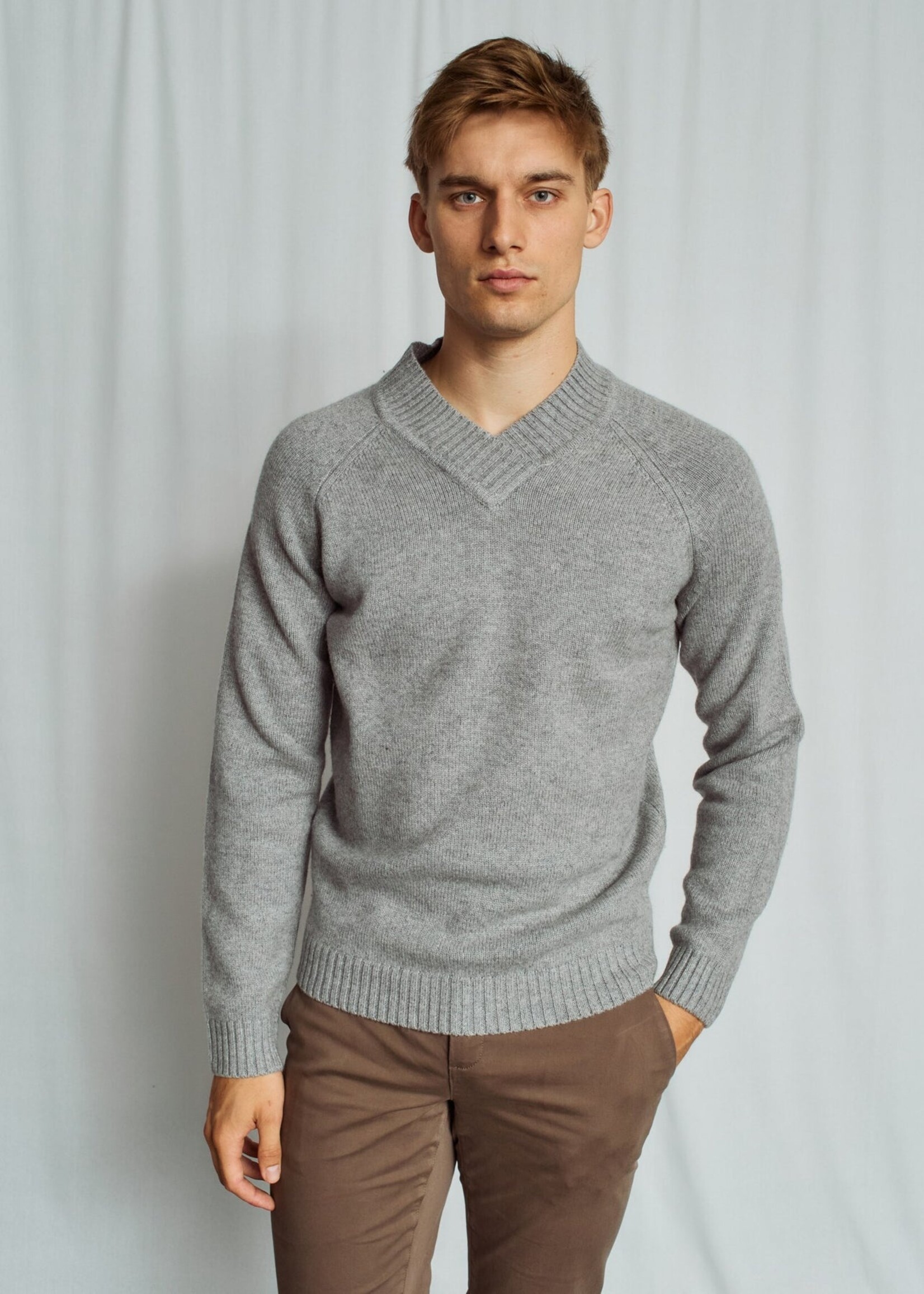 BRUUN & STENGADE Chandail col en v en laine d'agneau pour homme-Gris