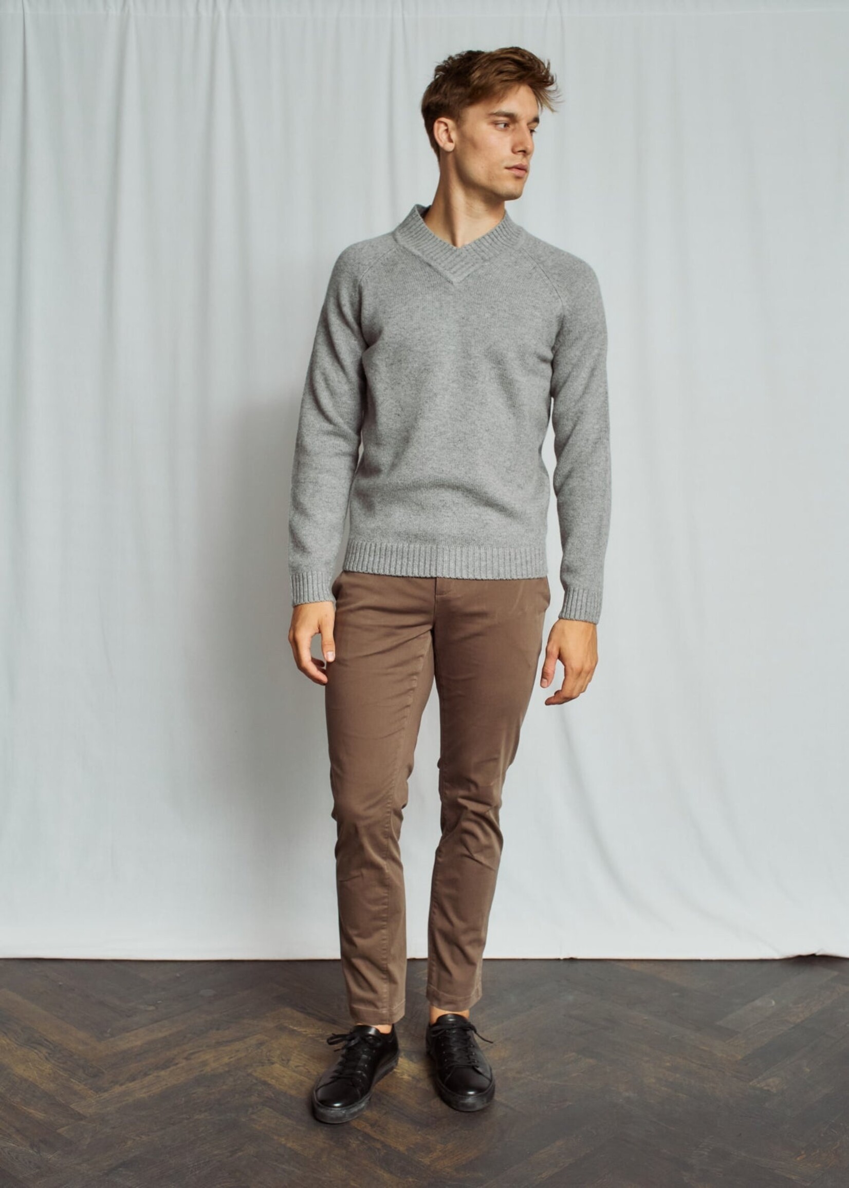 BRUUN & STENGADE Chandail col en v en laine d'agneau pour homme-Gris
