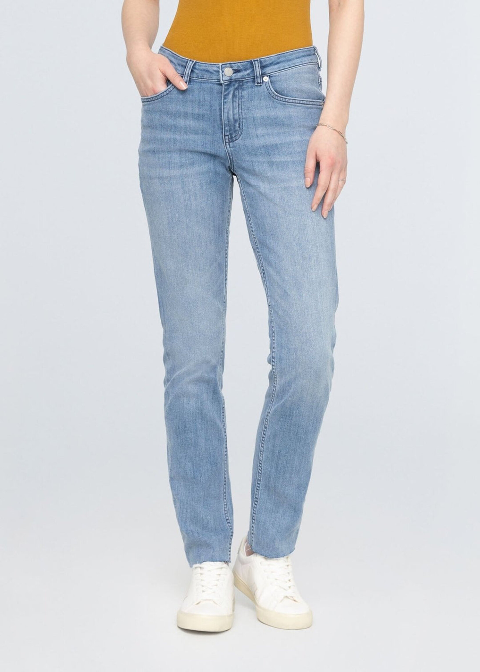 DUER Performance Denim Girlfriend - Hazy Blue (raw hem)