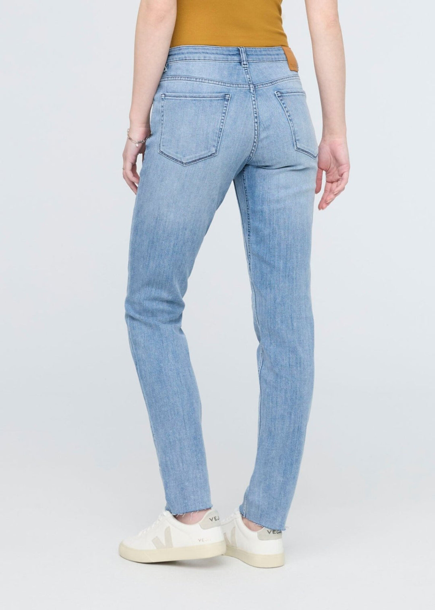 DUER Performance Denim Girlfriend - Hazy Blue (raw hem)