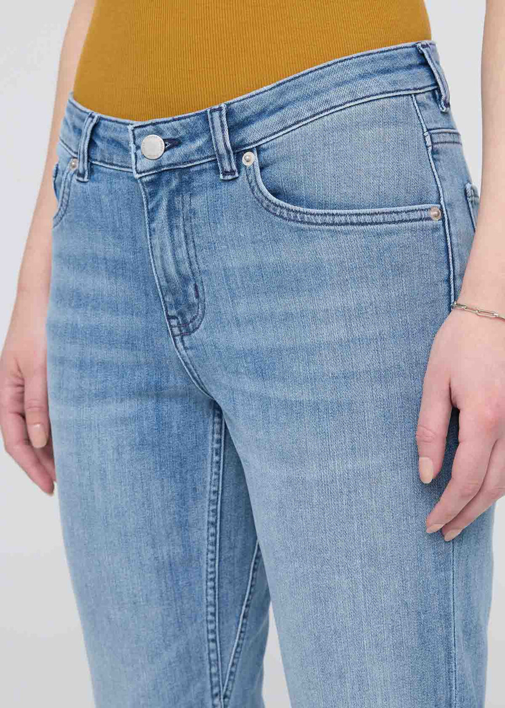 DUER Performance Denim Girlfriend - Hazy Blue (raw hem)