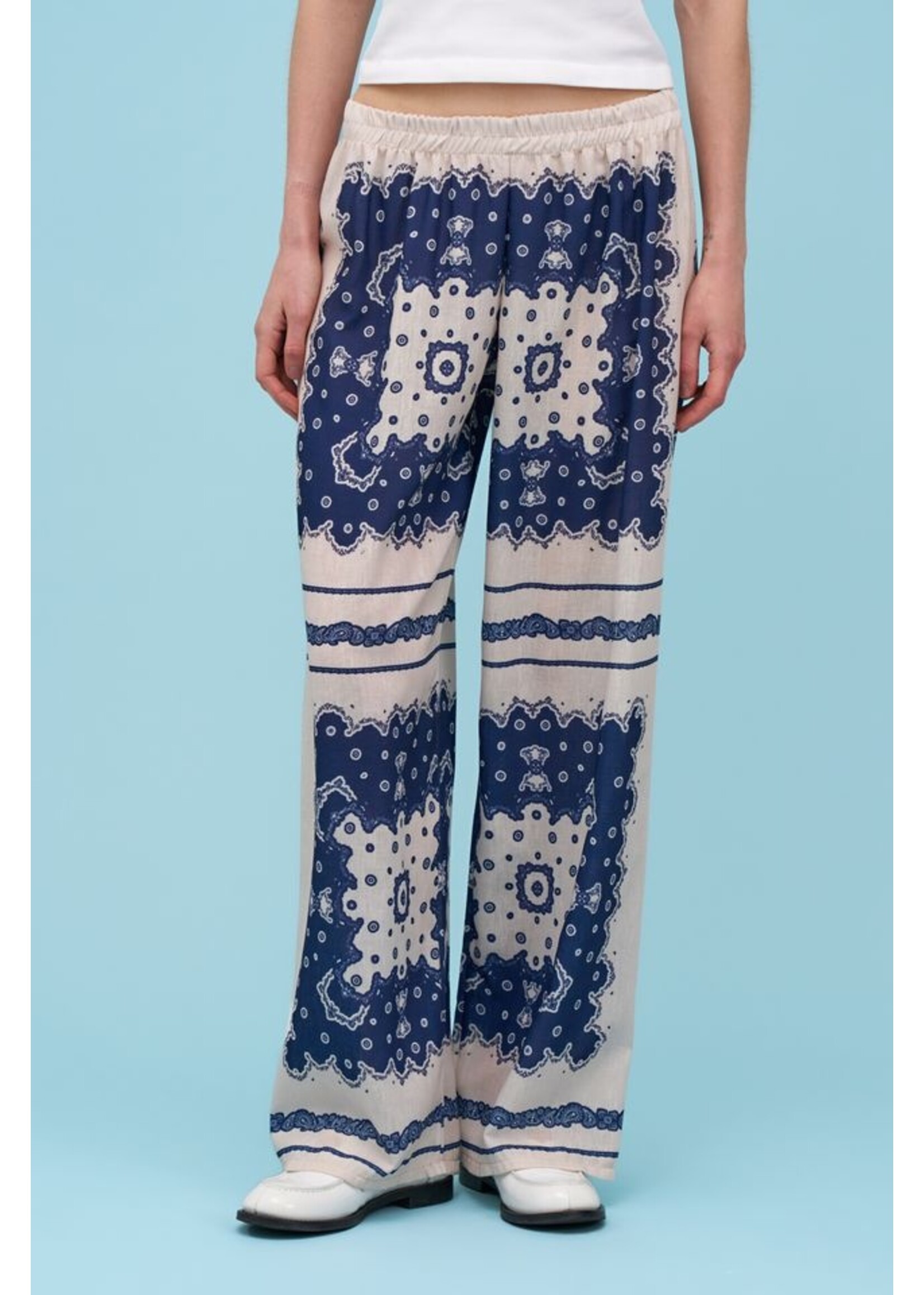 ASTRID ASTRID Lightweight printed pants 11-0850I