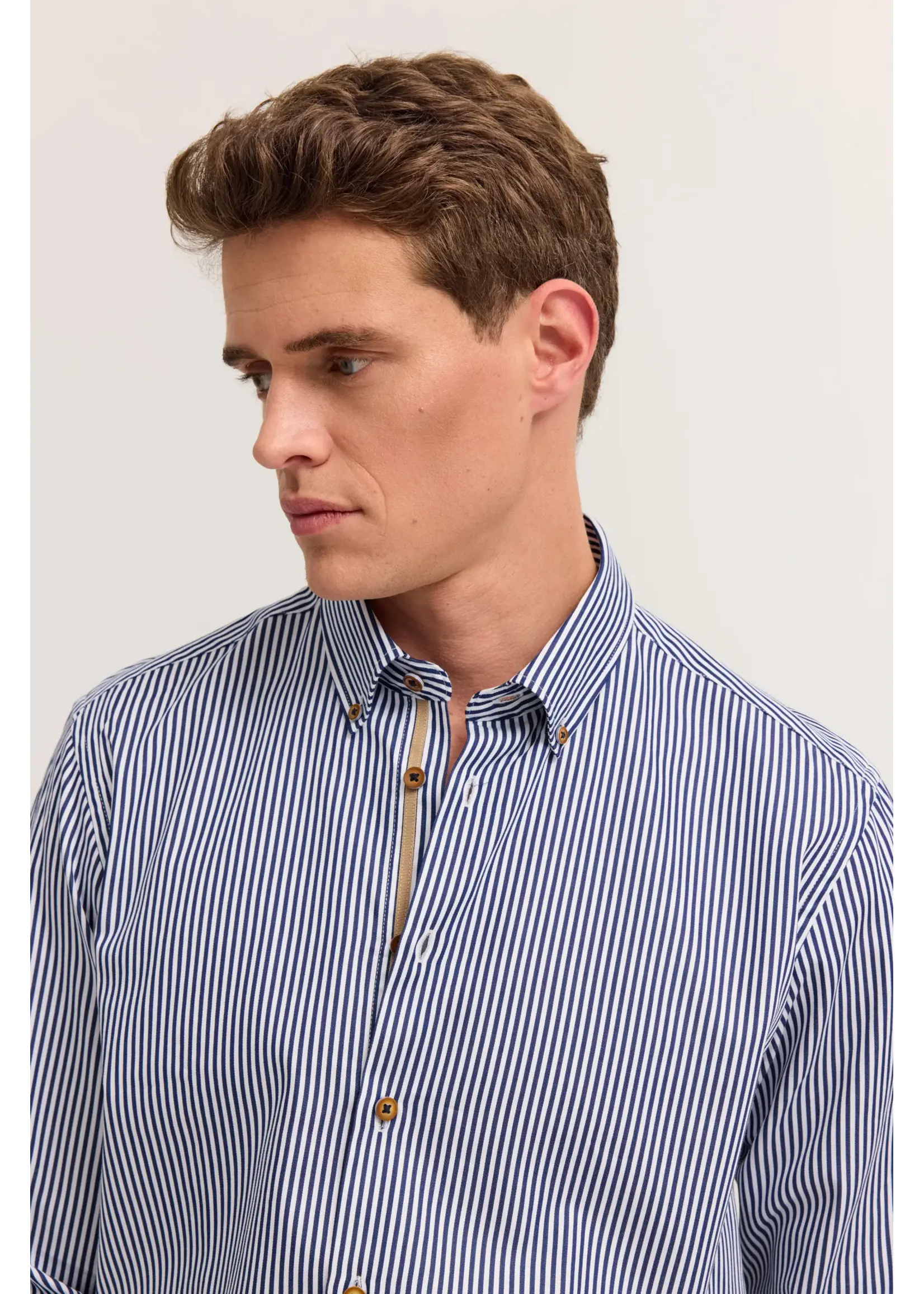 BUGATTI Chemise rayée large avec boutons au col - BUGATTI