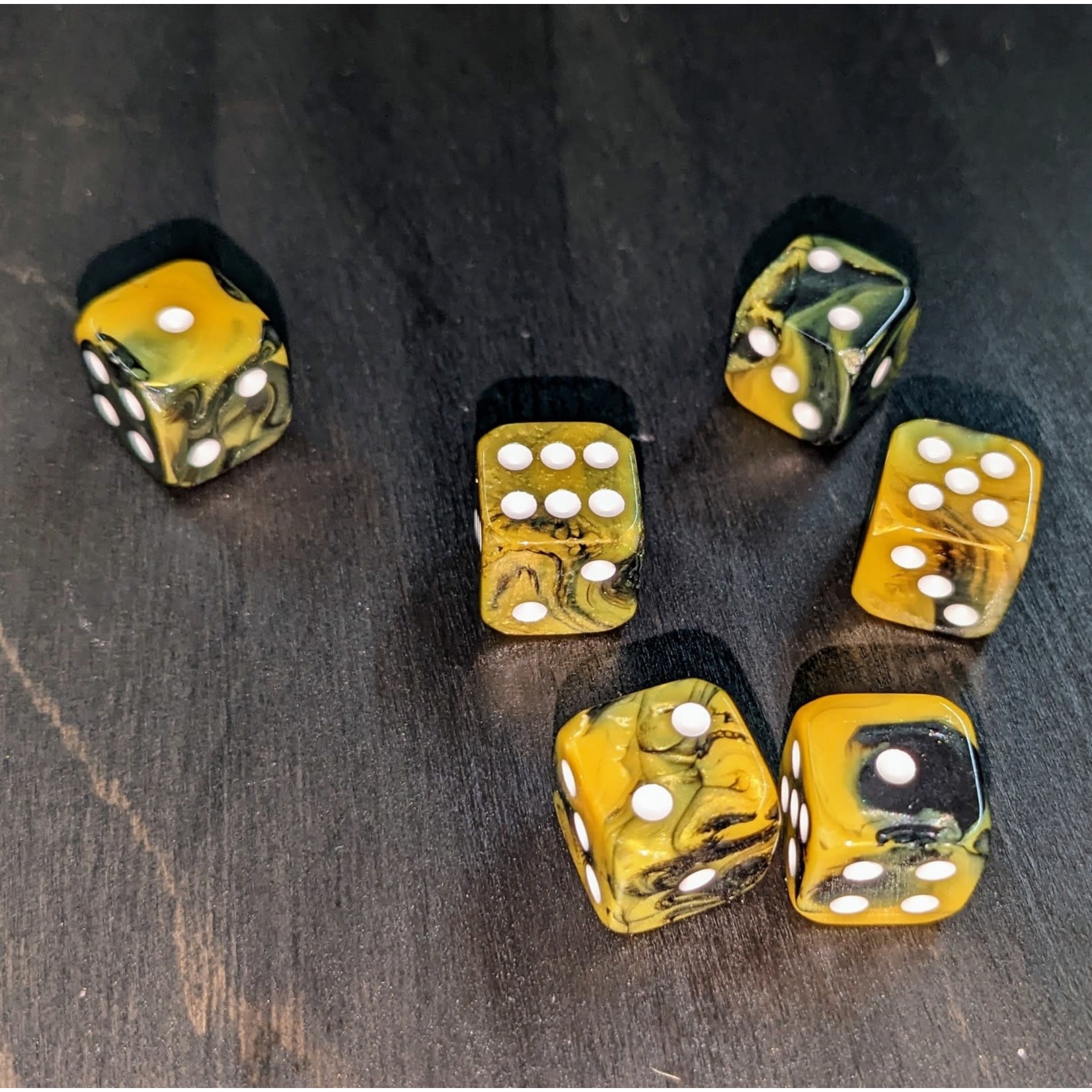 Die Hard Dice Vanguard 30-Pack of D6 Dice: Nocturne and Sulphur