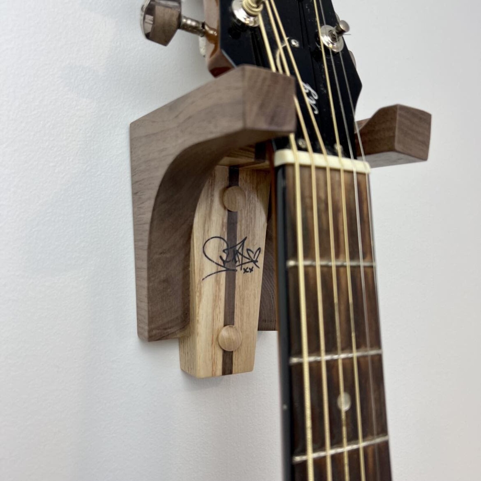 Support à guitare signé Sara Dufour