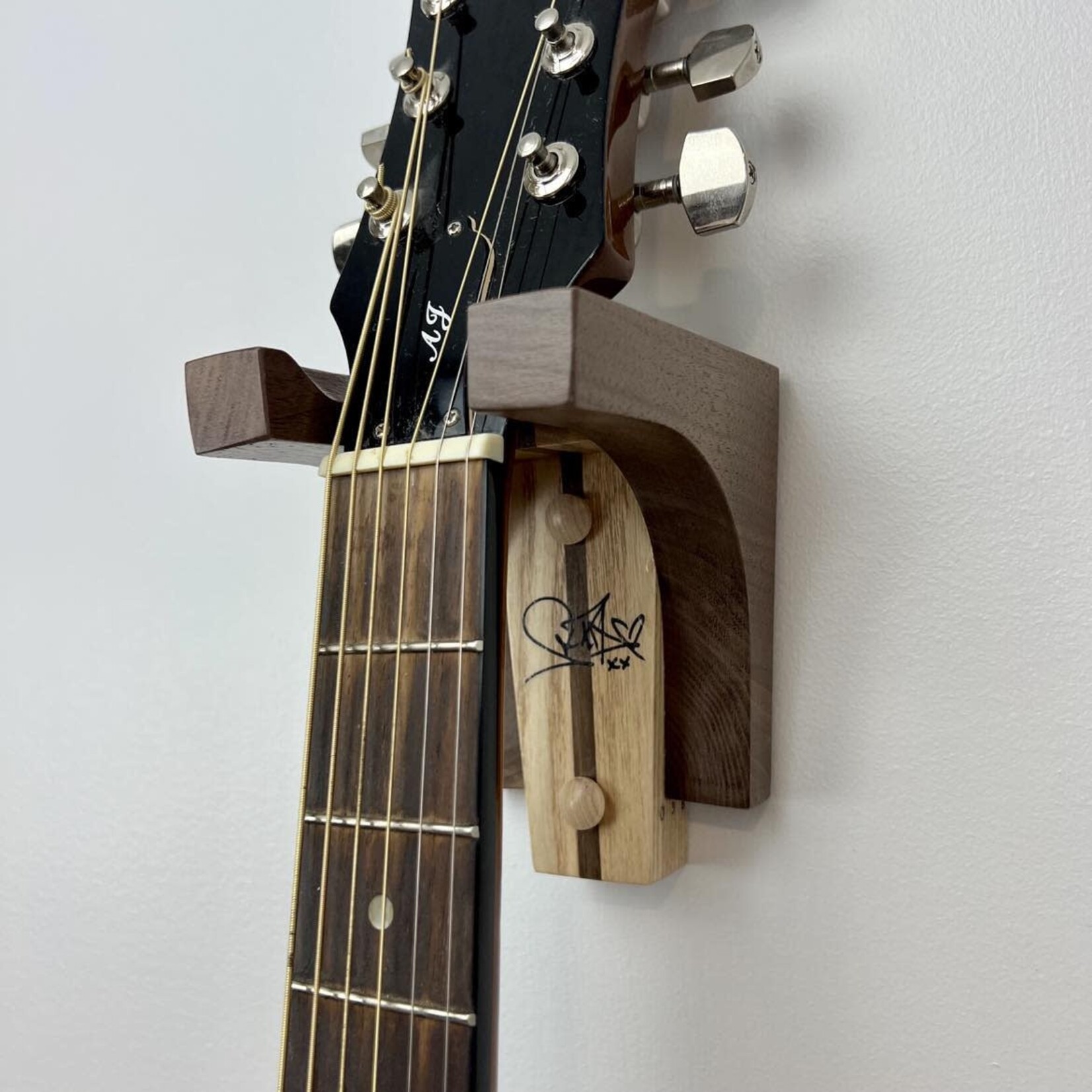 Support à guitare signé Sara Dufour