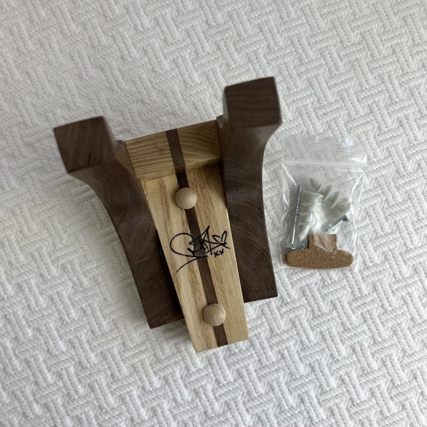 Support à guitare signé Sara Dufour