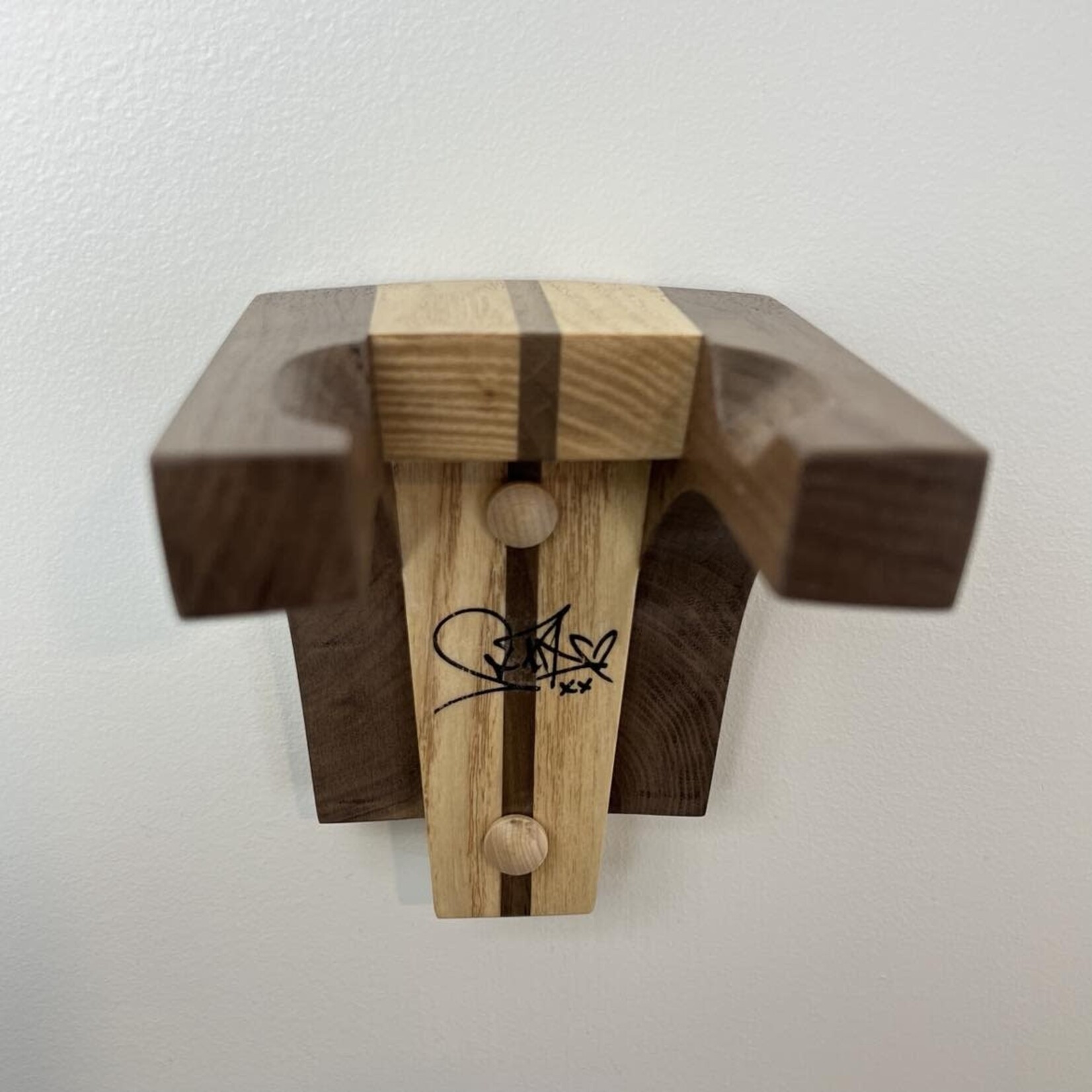 Support à guitare signé Sara Dufour