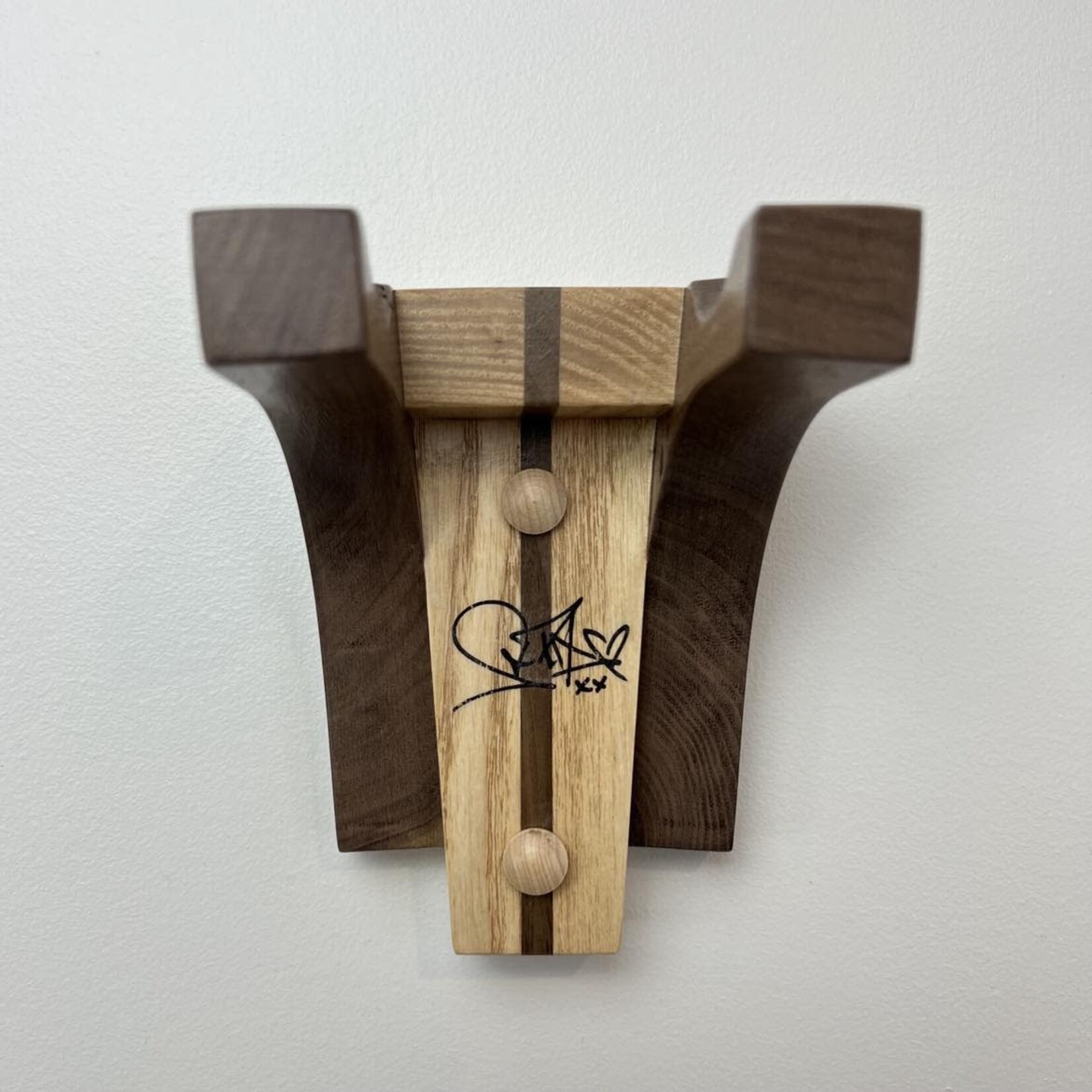 Support à guitare signé Sara Dufour