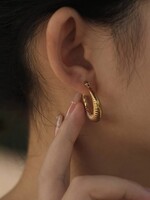 Hackney Nine/Dye Cast Mischa Hoop Earrings * Gold