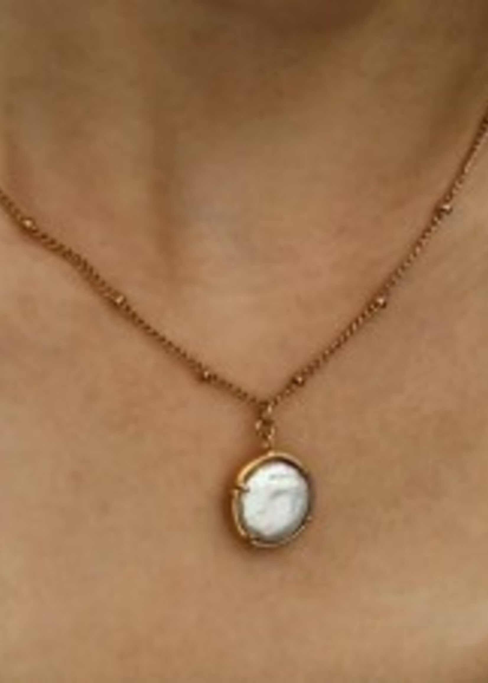Hackney Nine/Dye Cast Lerati Beaded Chain w/Encased Freshwater Pearl * Gold