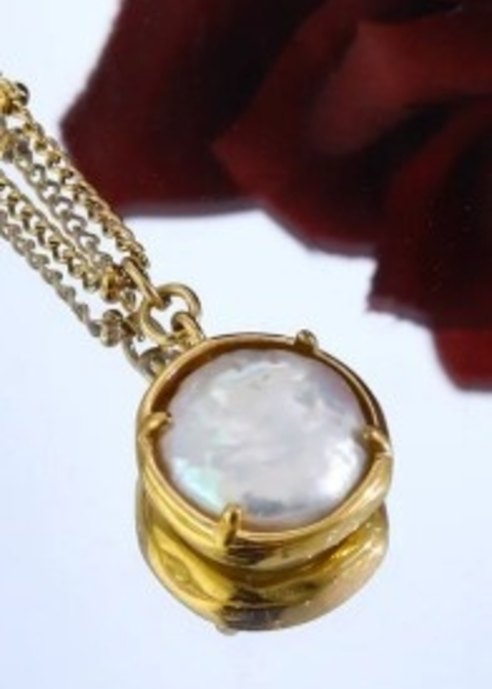 Hackney Nine/Dye Cast Lerati Beaded Chain w/Encased Freshwater Pearl * Gold
