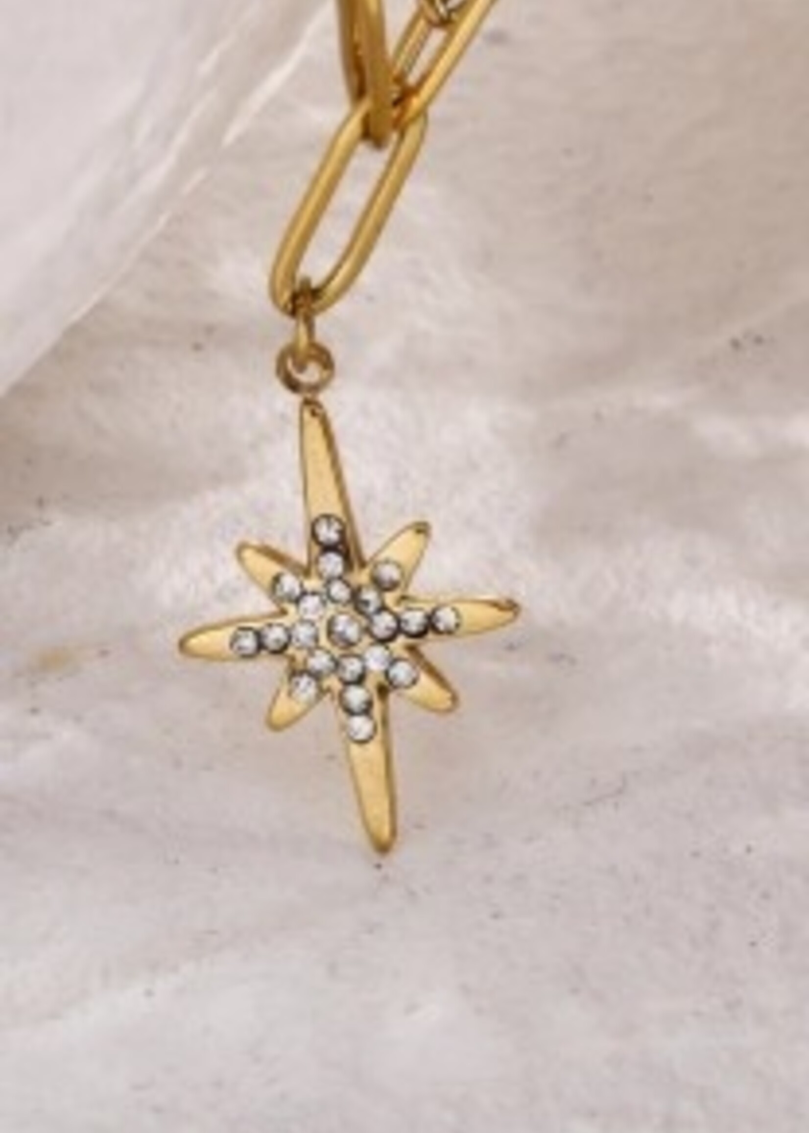 Hackney Nine/Dye Cast Malvina Mix Chain w/Zirconia Star Pendant * Gold