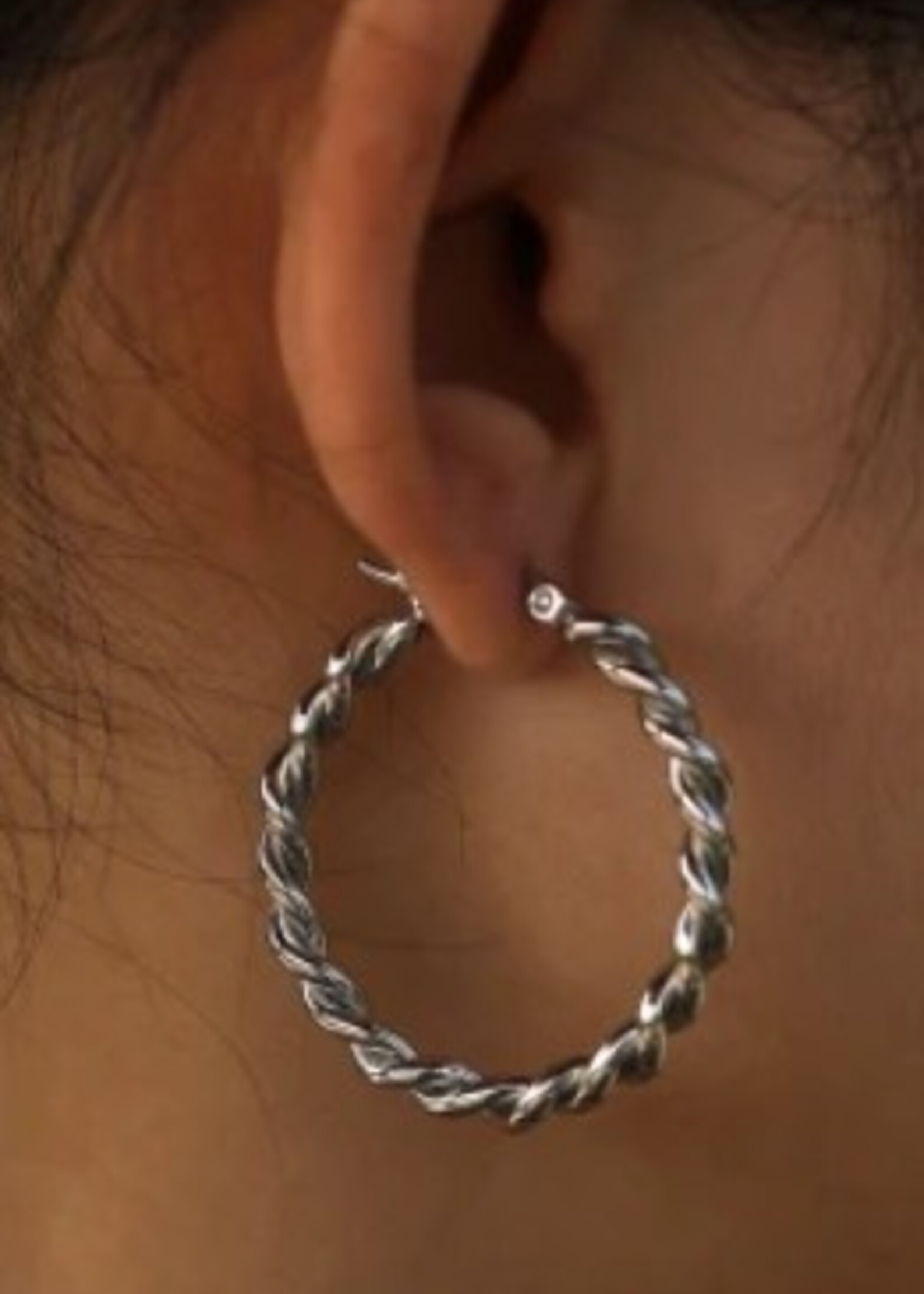 Hackney Nine/Dye Cast Suki Twisted Hoop Ear Rings * White Gold