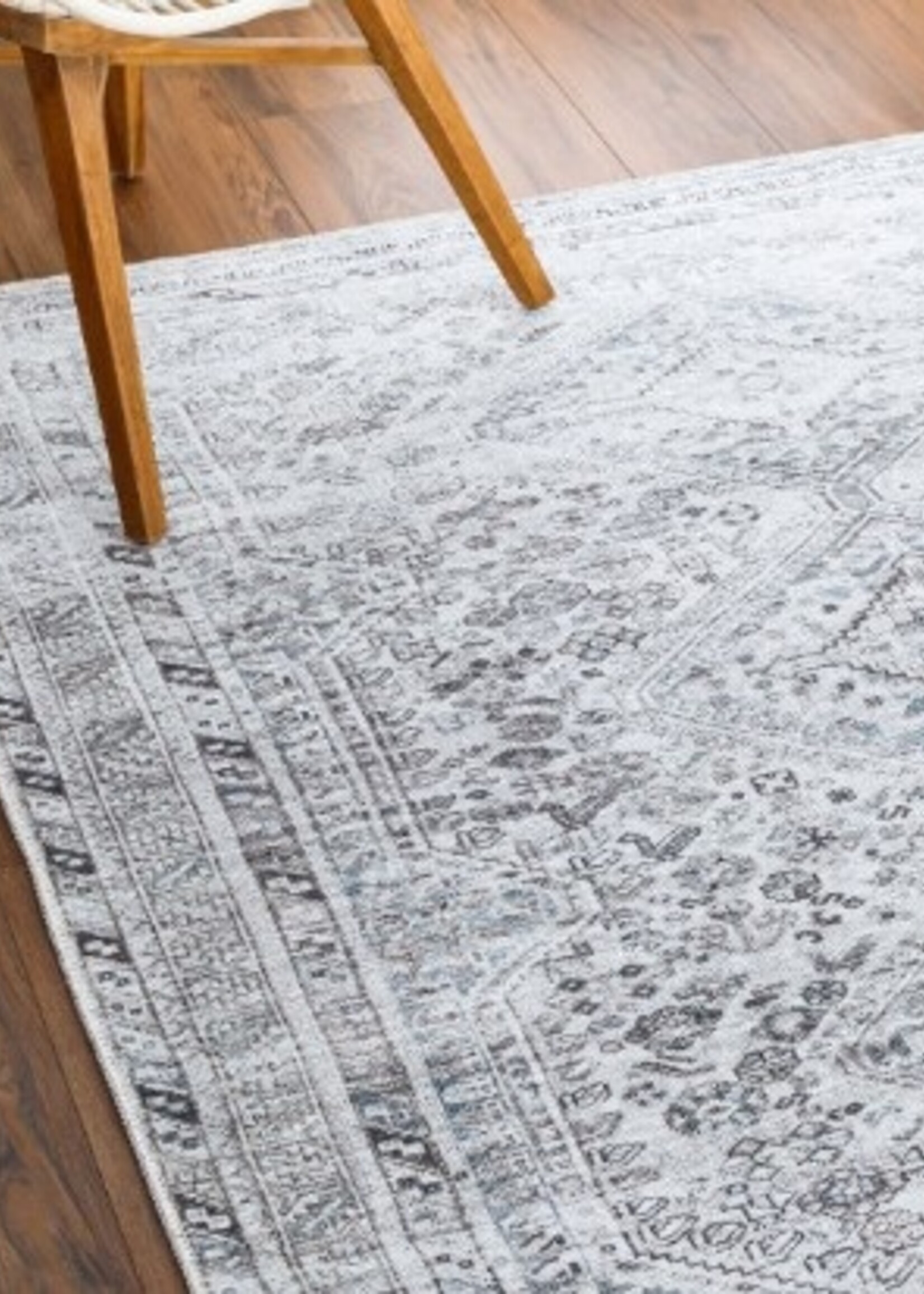 Surya Surya Amelie AML 2380  Area Carpet * 5'-3" x 7'-3"