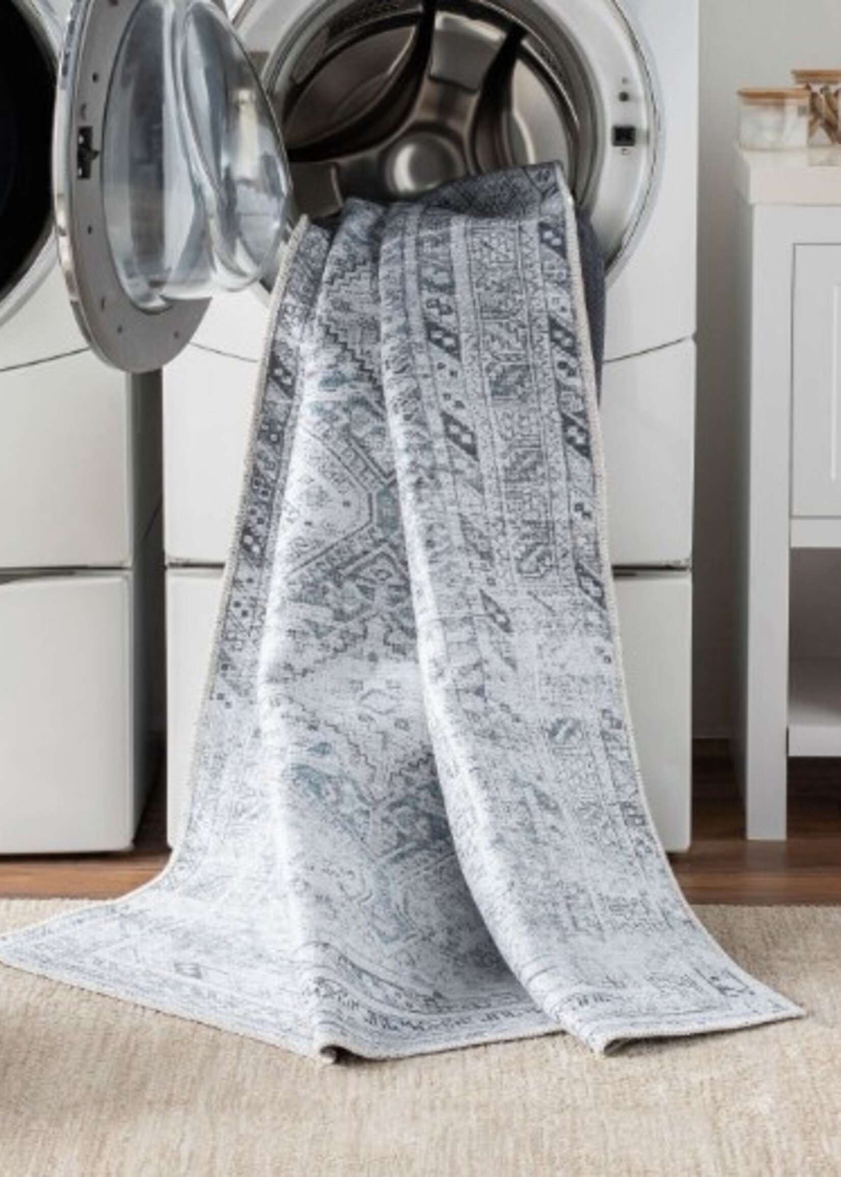 Surya Surya Amelie AML 2380  Area Carpet * 5'-3" x 7'-3"