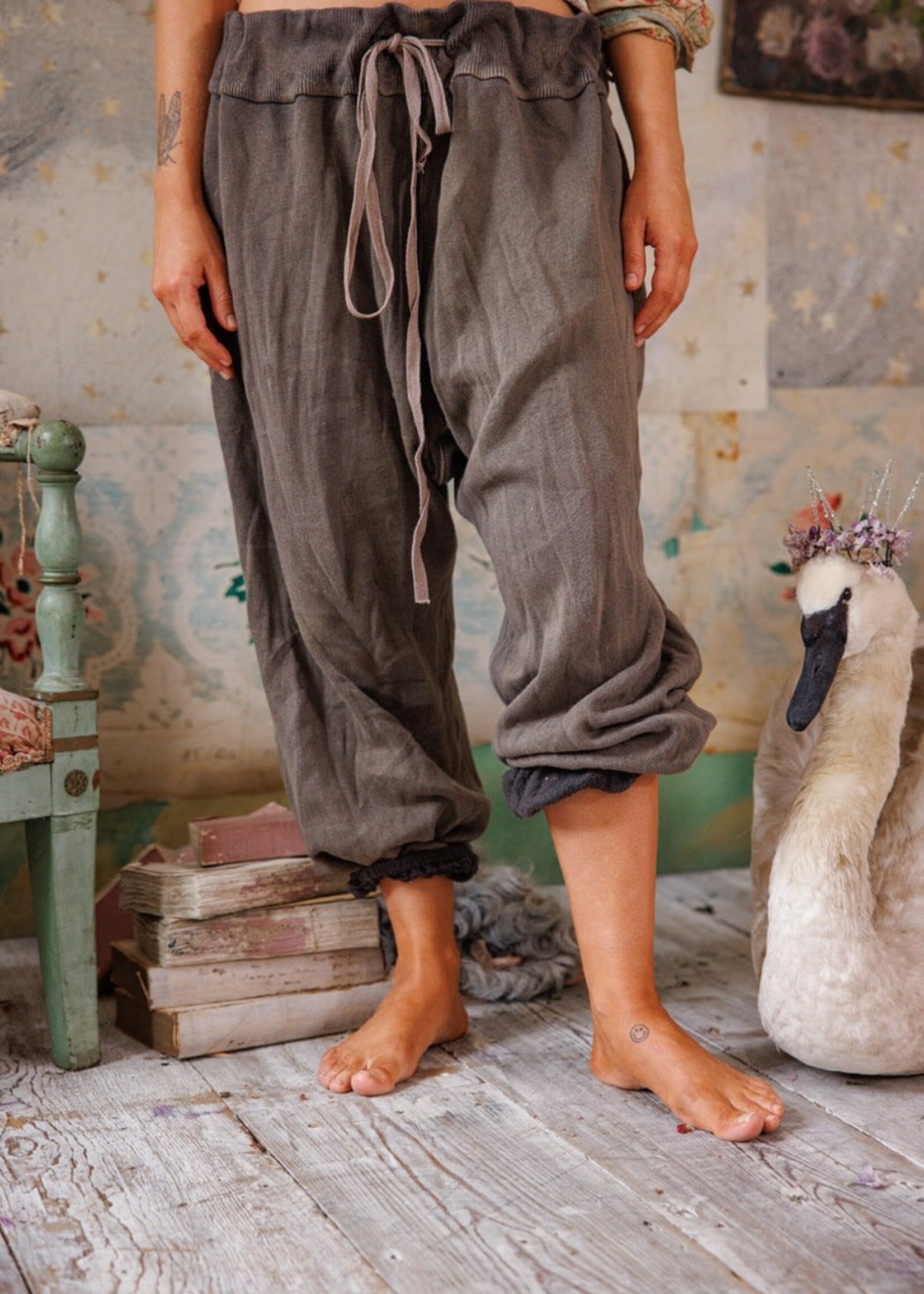 Magnolia Pearl **NEW RELEASE** La Jolla Joggers Pants 869 Earl Gray