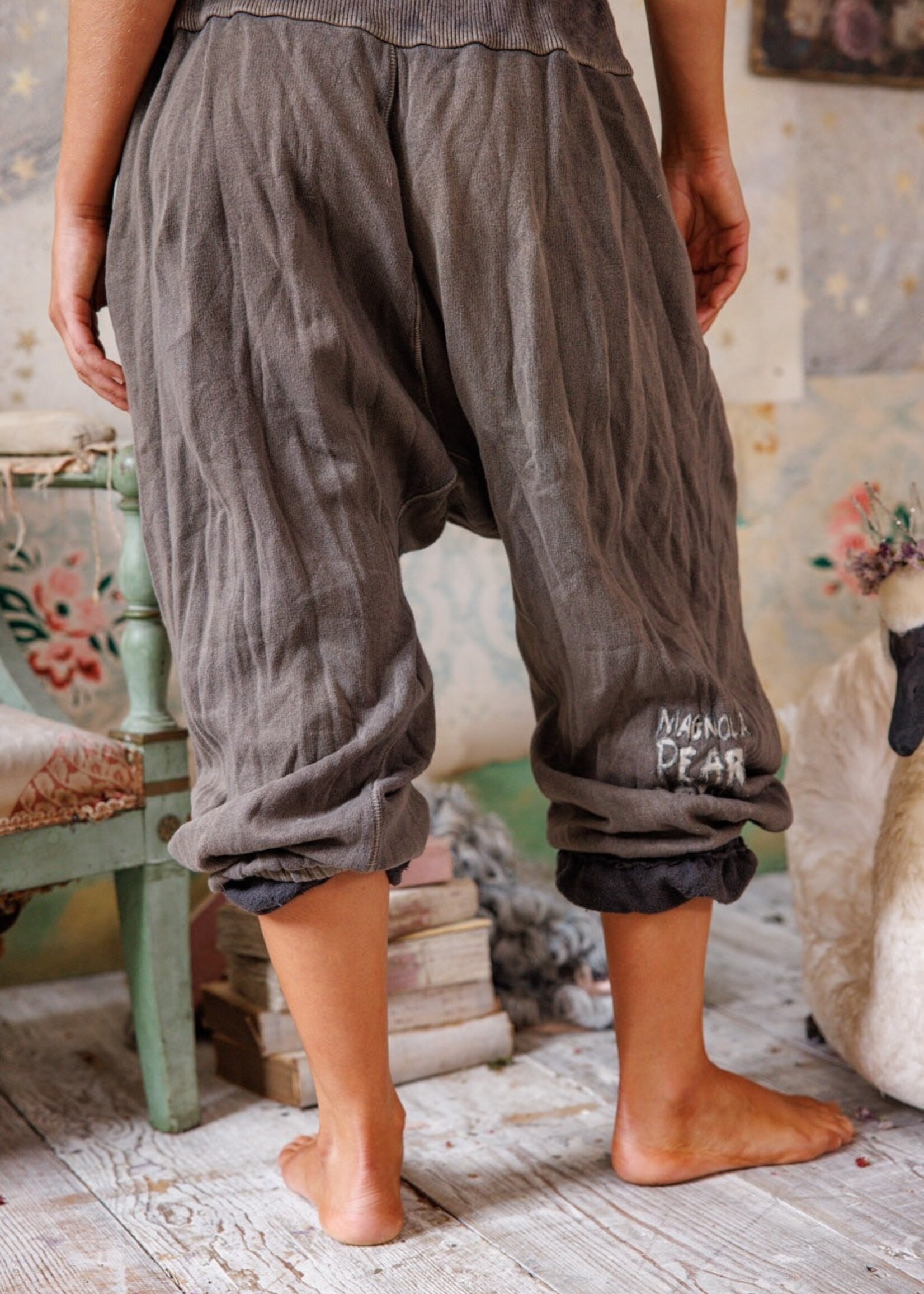 Magnolia Pearl **NEW RELEASE** La Jolla Joggers Pants 869 Earl Gray