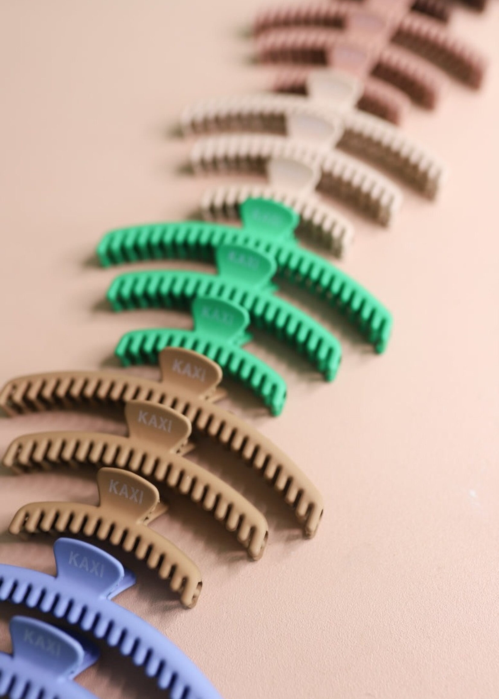 Kaxi Shiny Midi Hold Everything Claw Clip