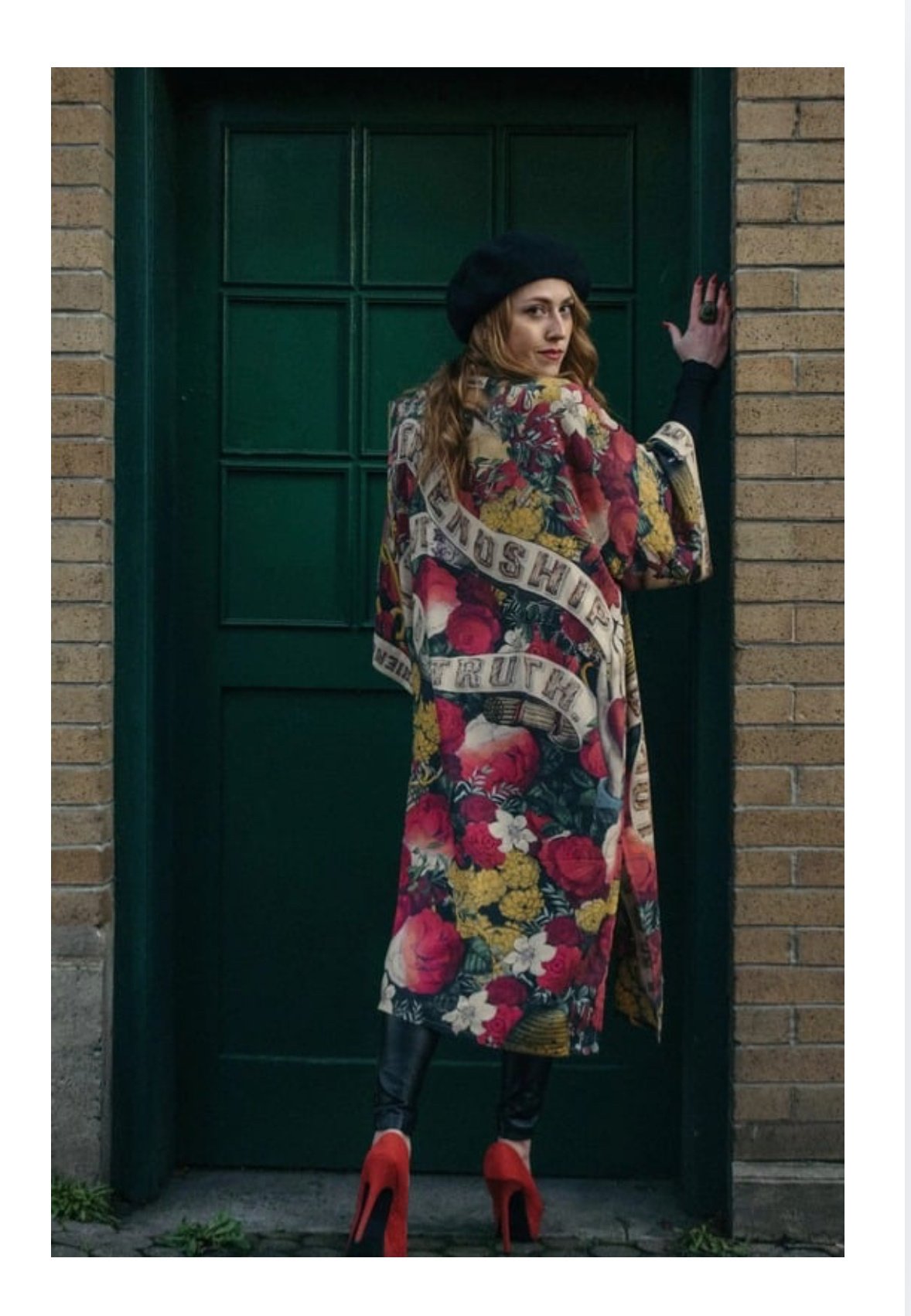 Market of stars, friendship, love, and truth, opera, duster kimono