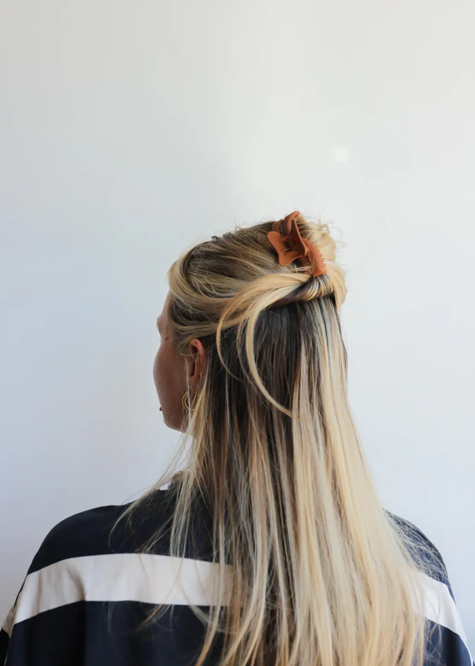 Kaxi Kaxi Wavy Mini Hold Everything Claw Chocolate Brown