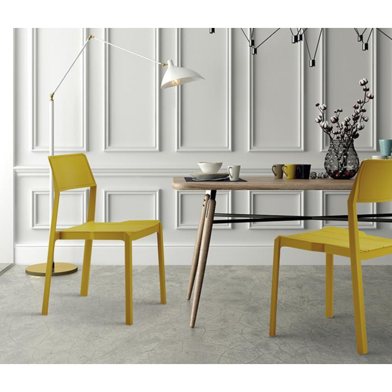 Chaise de table en résine dossier courbe