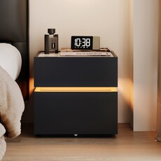 Table de chevet avec éclairage et dessus en pierre frittée polie