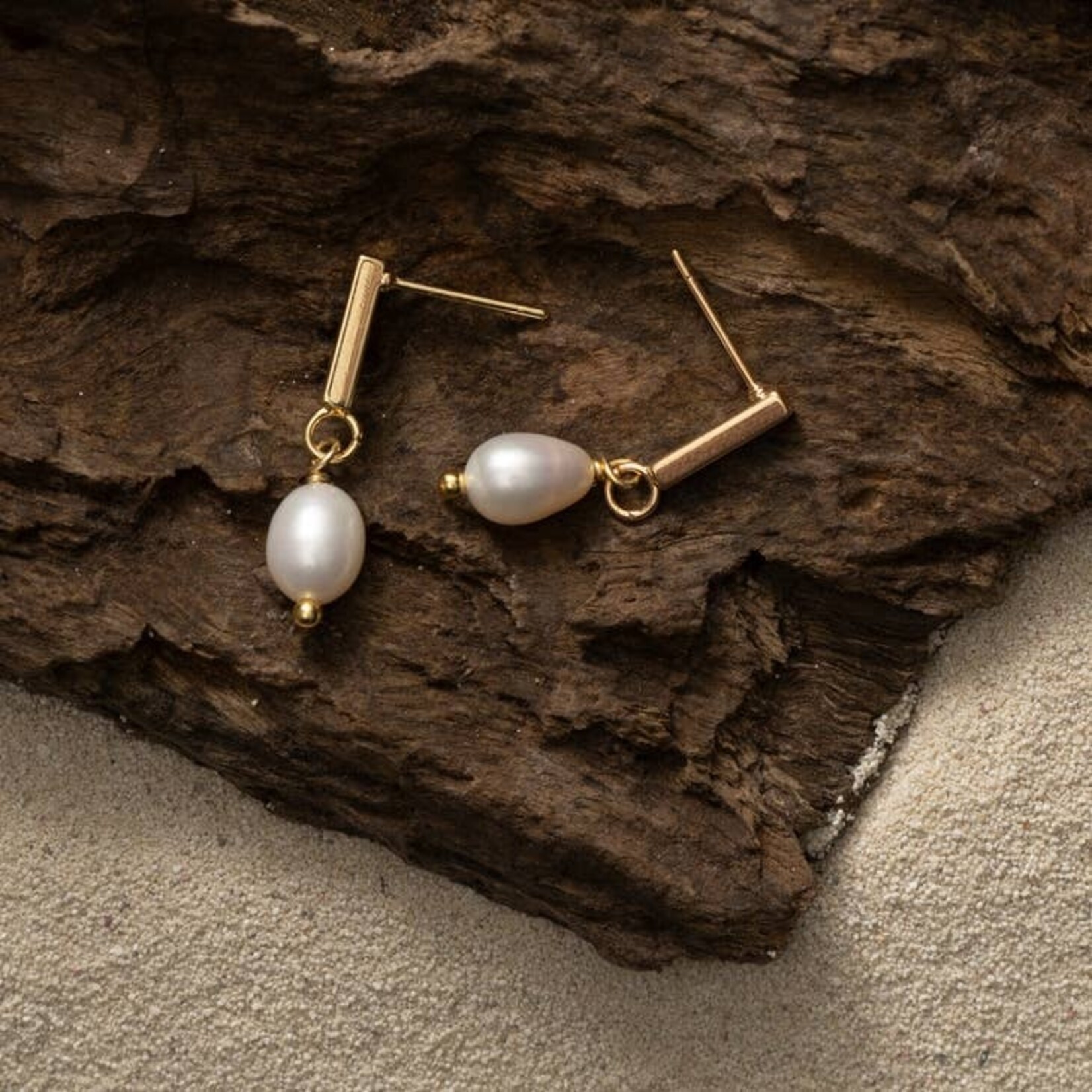 Earrings Gold Bar w Freshwater Pearl