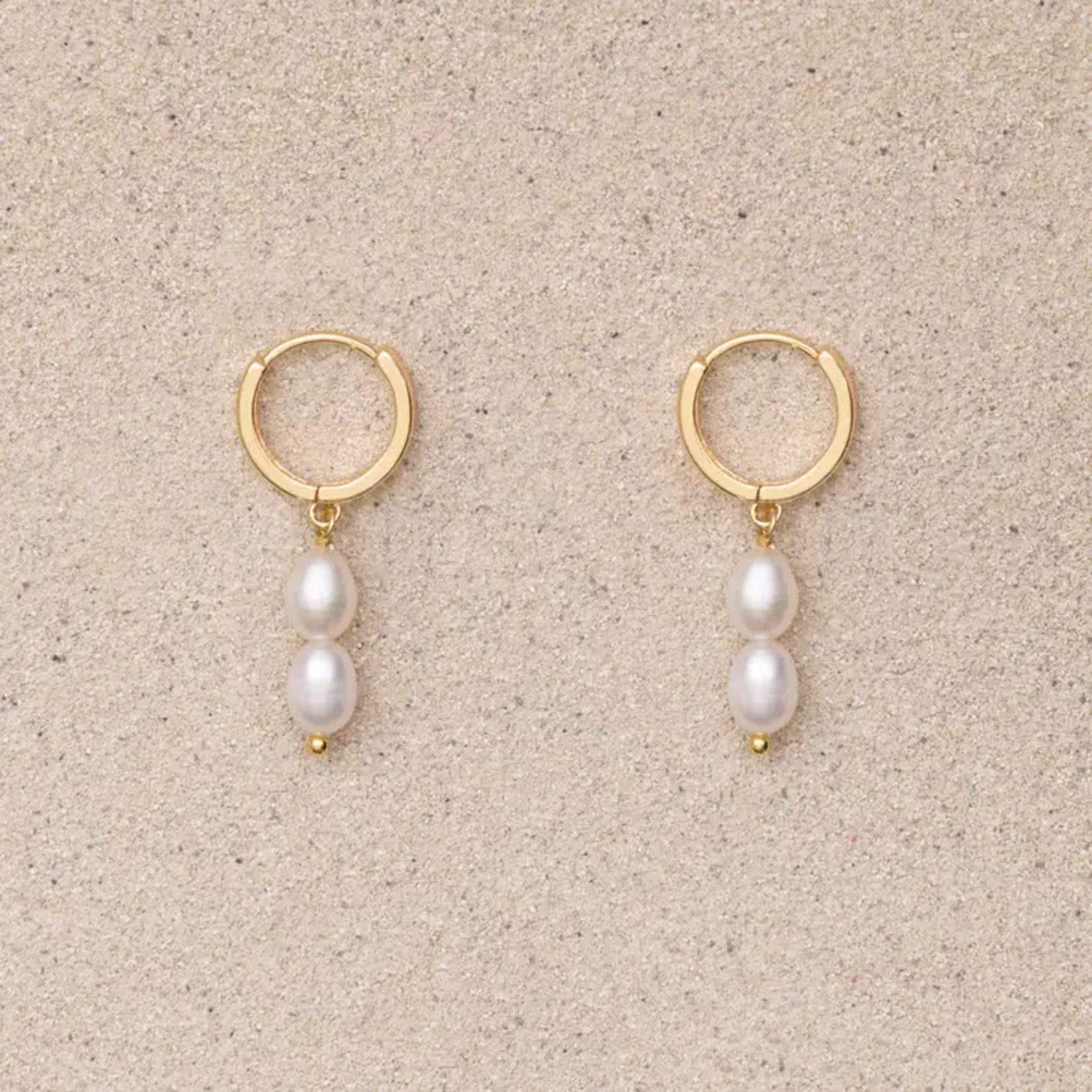 Earrings Gold Huggie Hoop w Freshwater Pearl