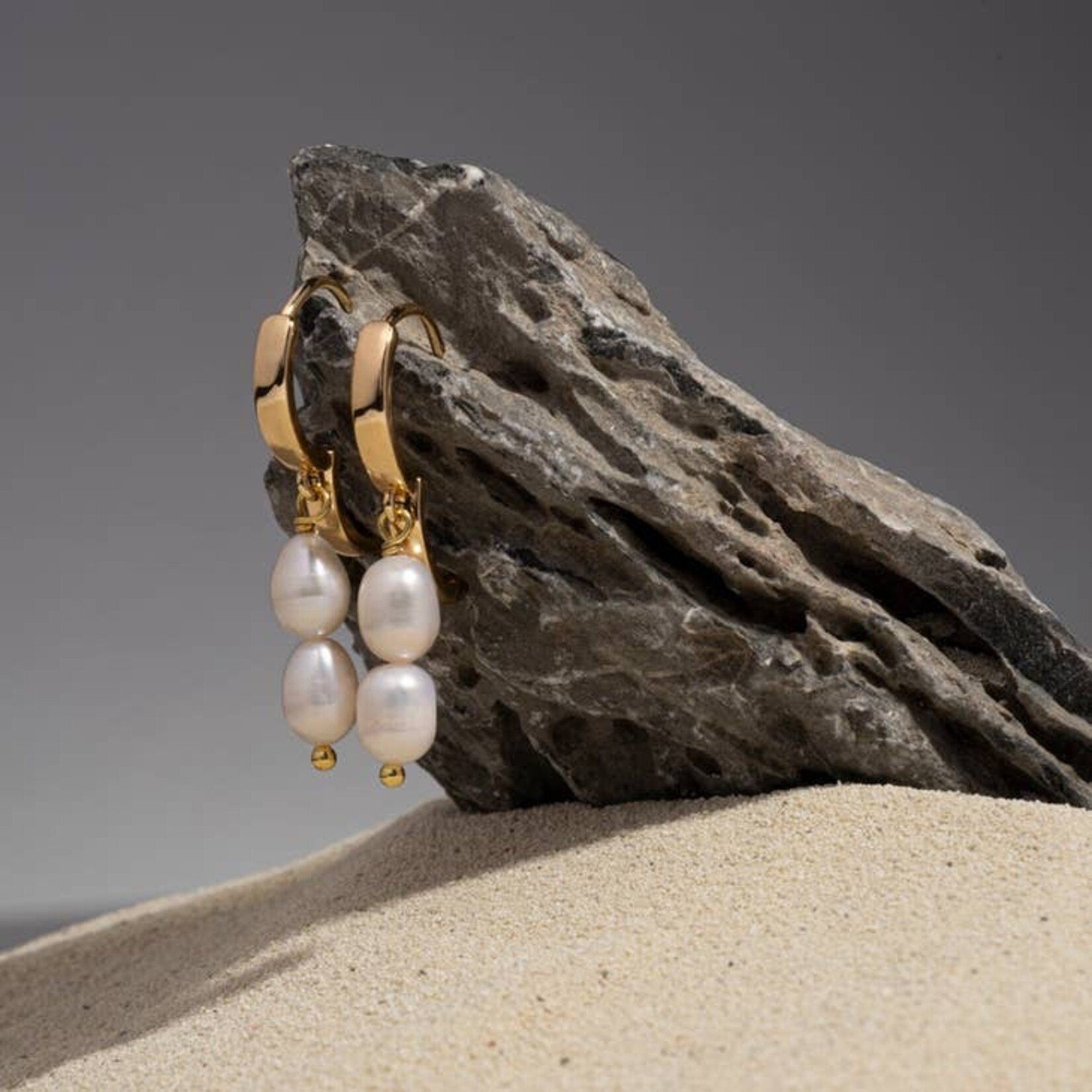Earrings Gold Huggie Hoop w Freshwater Pearl