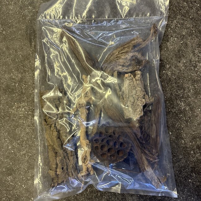 Jurassic Tank Decor Pack Cork Bark, Tannin Pod, Wood 9L Bag