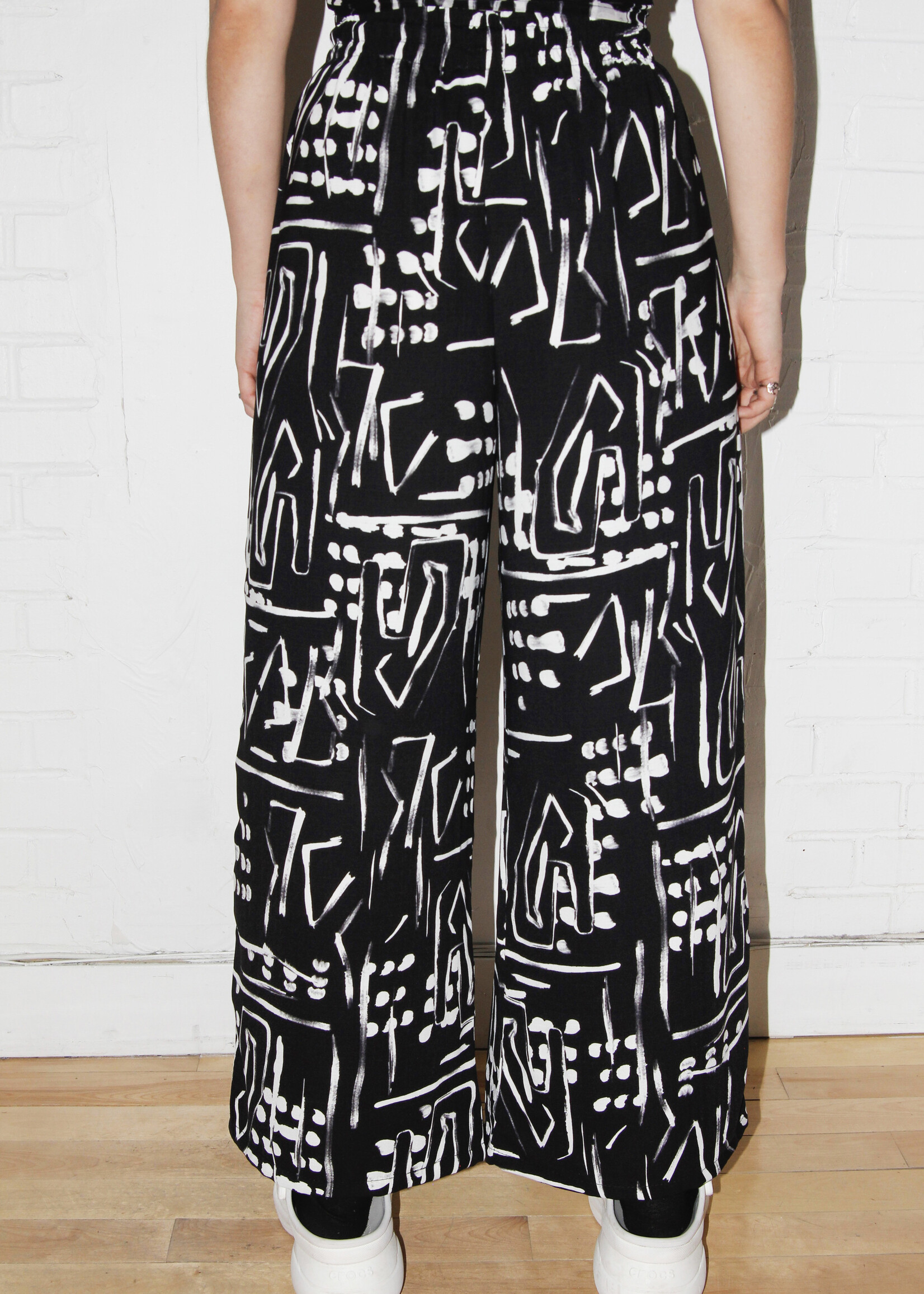 Studio Citizen Studio Citizen Relaxed Fit Drawstring Pants in Black and White Ink Print