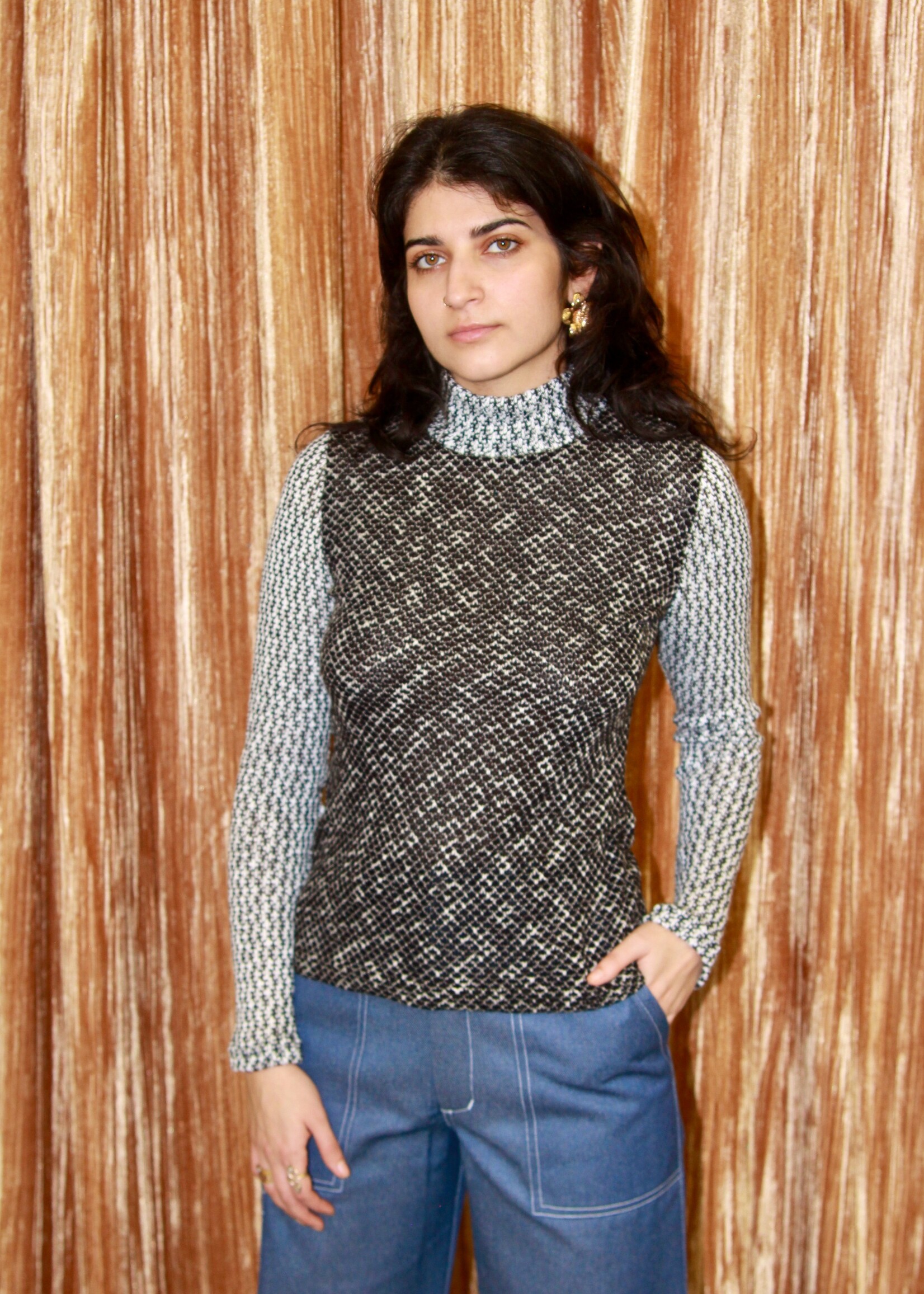 Studio Citizen Studio Citizen Long Fitted Top in Black and White
