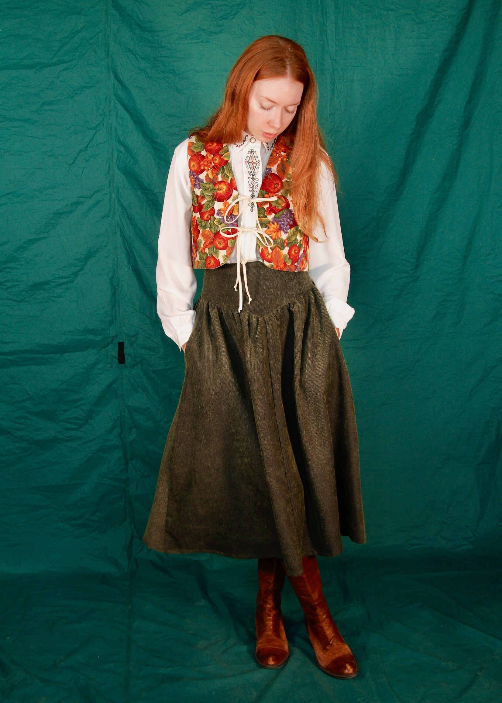 Studio Citizen Studio Citizen Maiden Skirt in Dark Green Corduroy