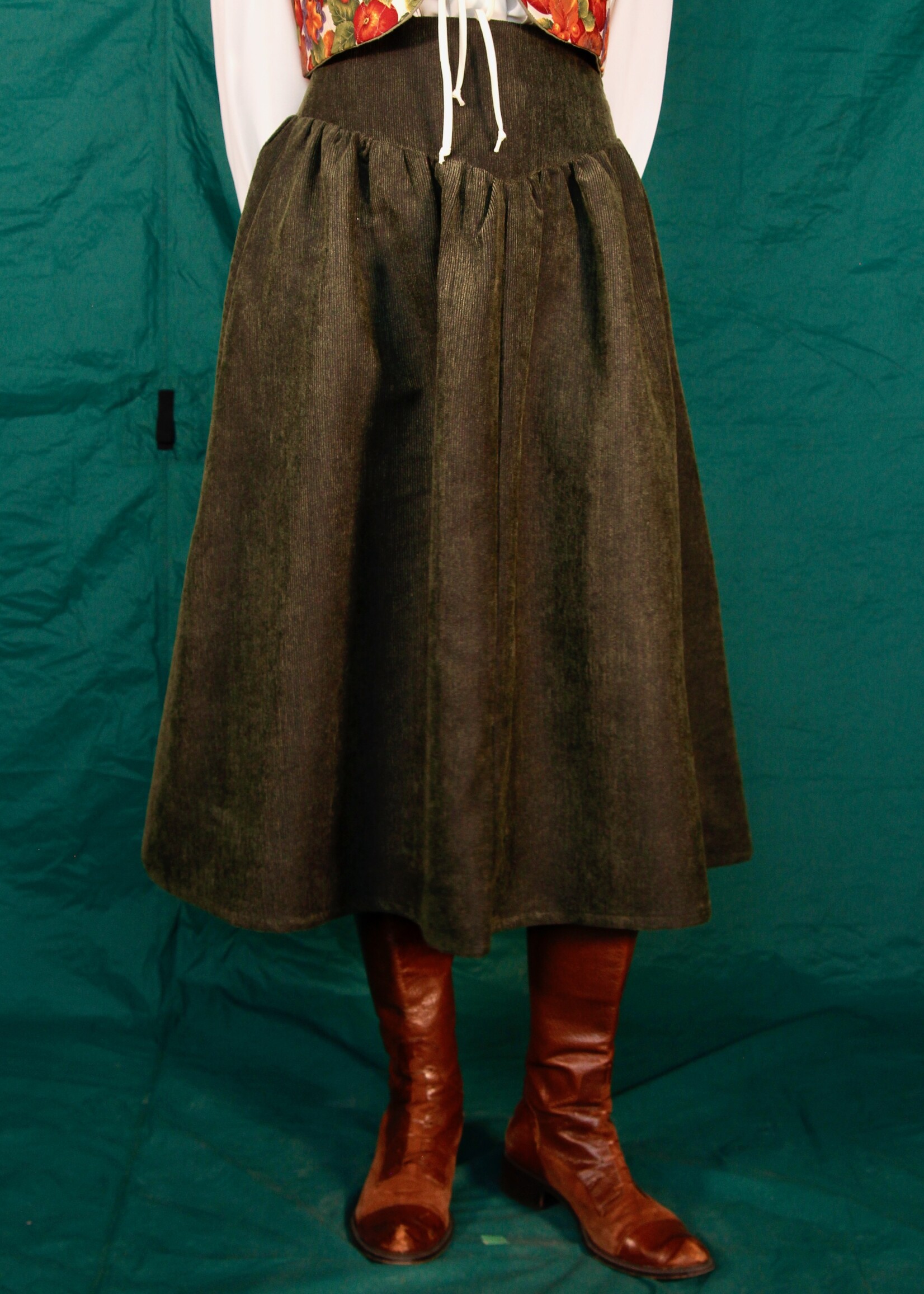 Studio Citizen Studio Citizen Maiden Skirt in Dark Green Corduroy