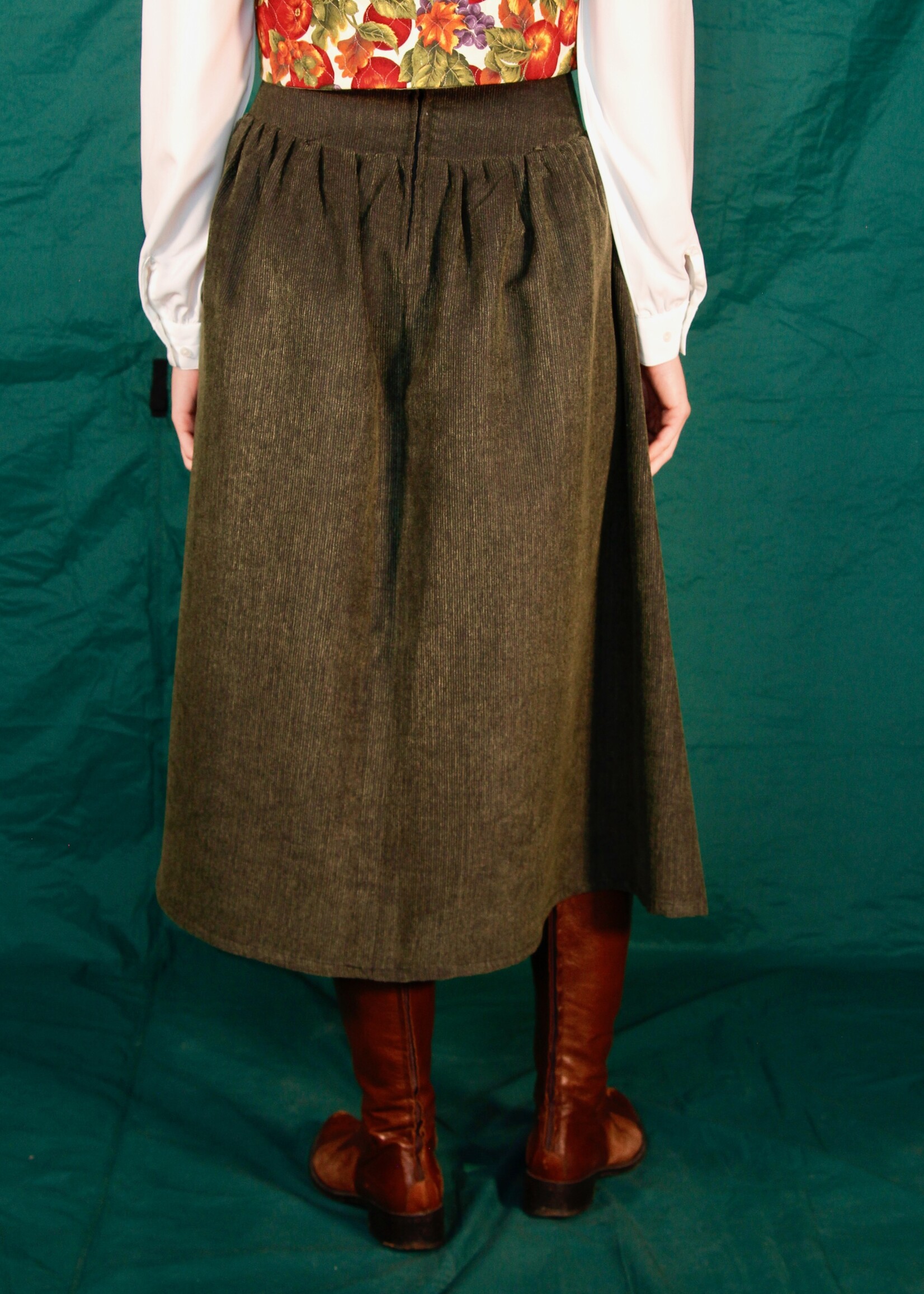 Studio Citizen Studio Citizen Maiden Skirt in Dark Green Corduroy