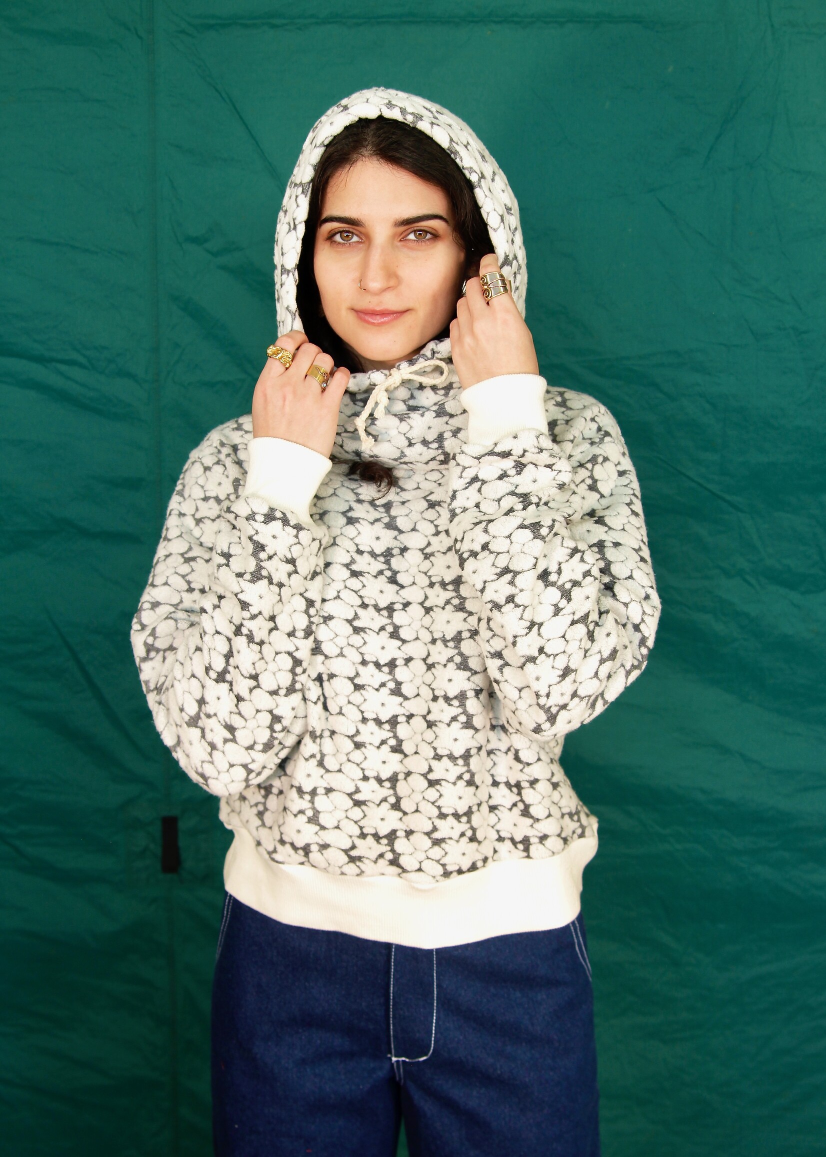 Studio Citizen Studio Citizen Drawstring Hood in Grey and White Fleece