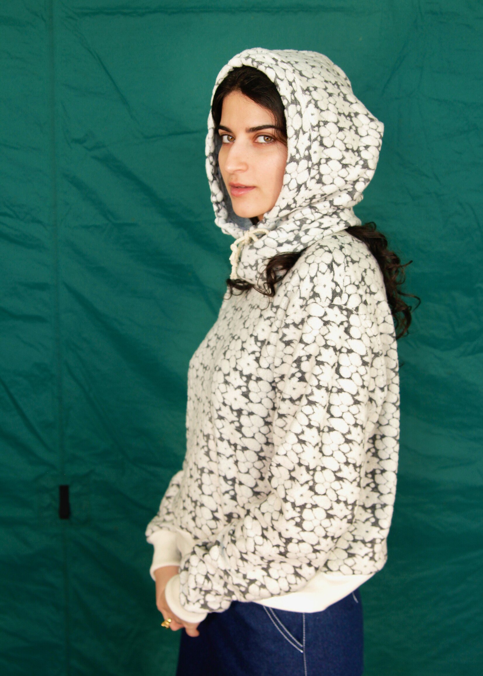 Studio Citizen Studio Citizen Drawstring Hood in Grey and White Fleece