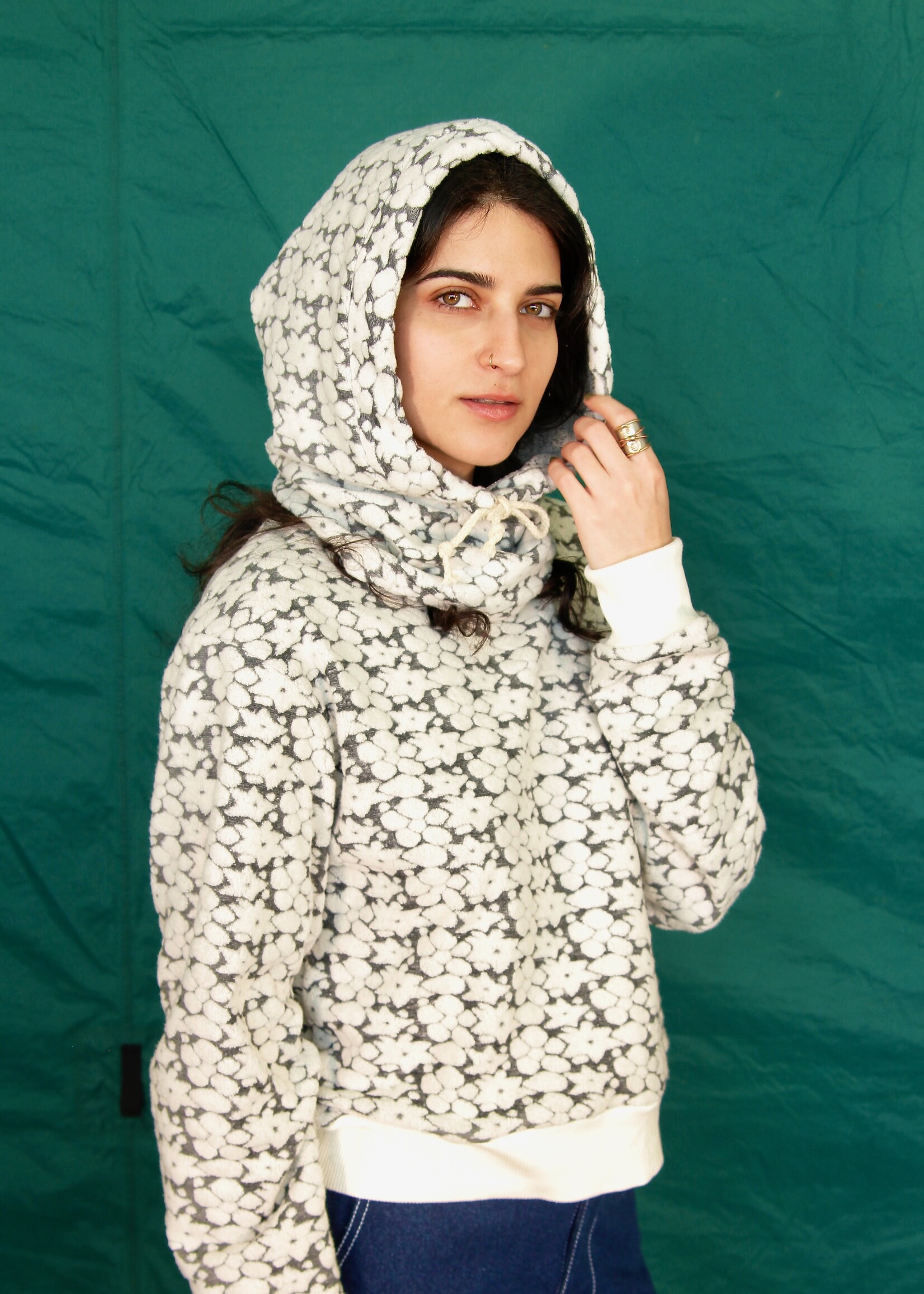 Studio Citizen Studio Citizen Drawstring Hood in Grey and White Fleece