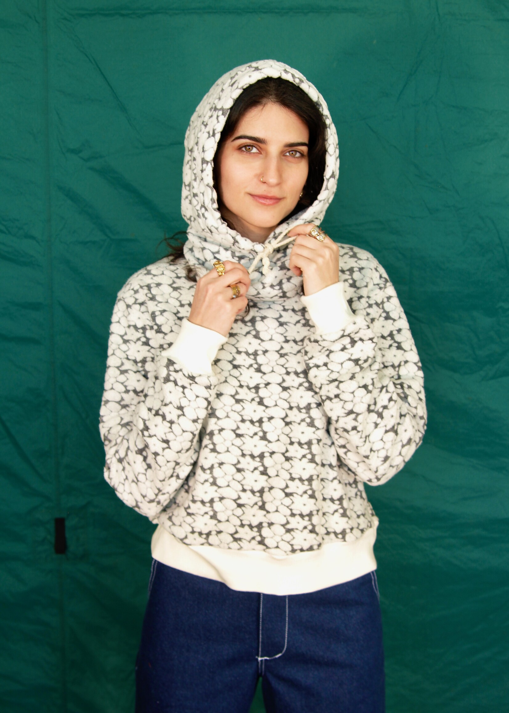 Studio Citizen Studio Citizen Drawstring Hood in Grey and White Fleece