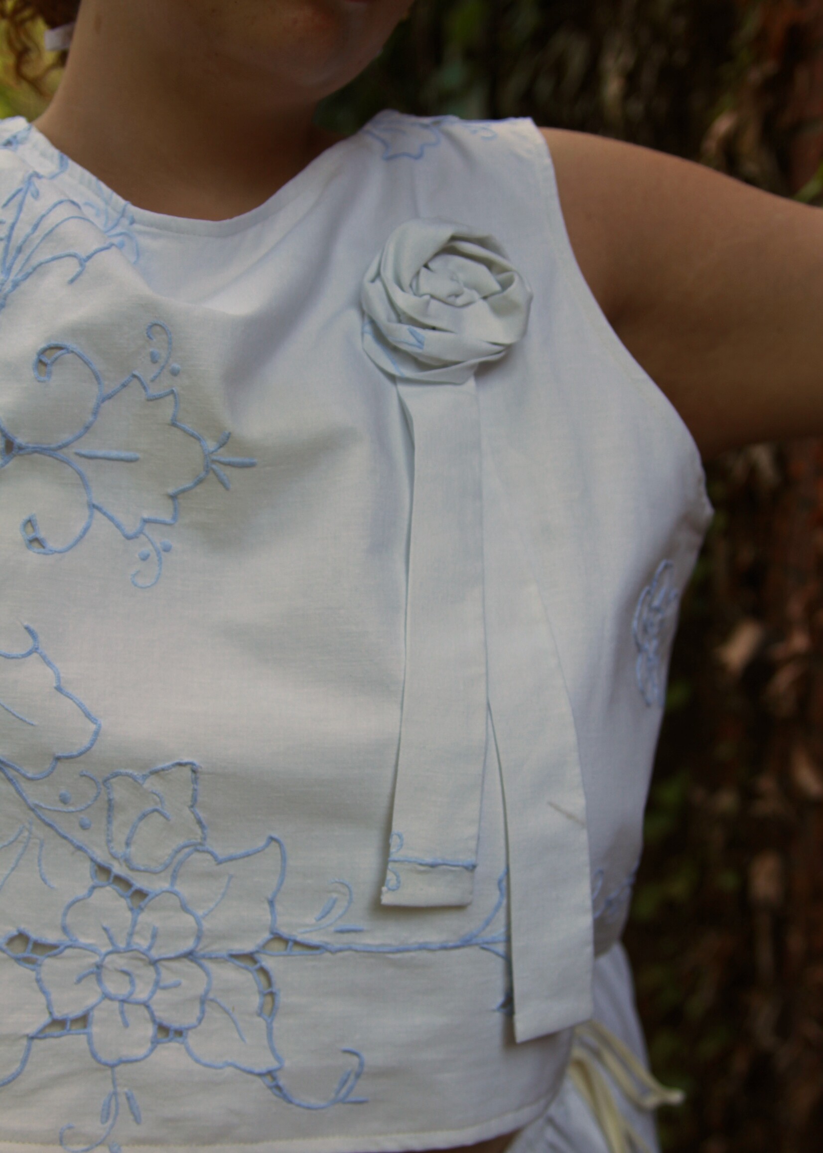 Studio Citizen Mole X Studio Citizen Upcycled Linen Rosette Pin - White and Blue 1