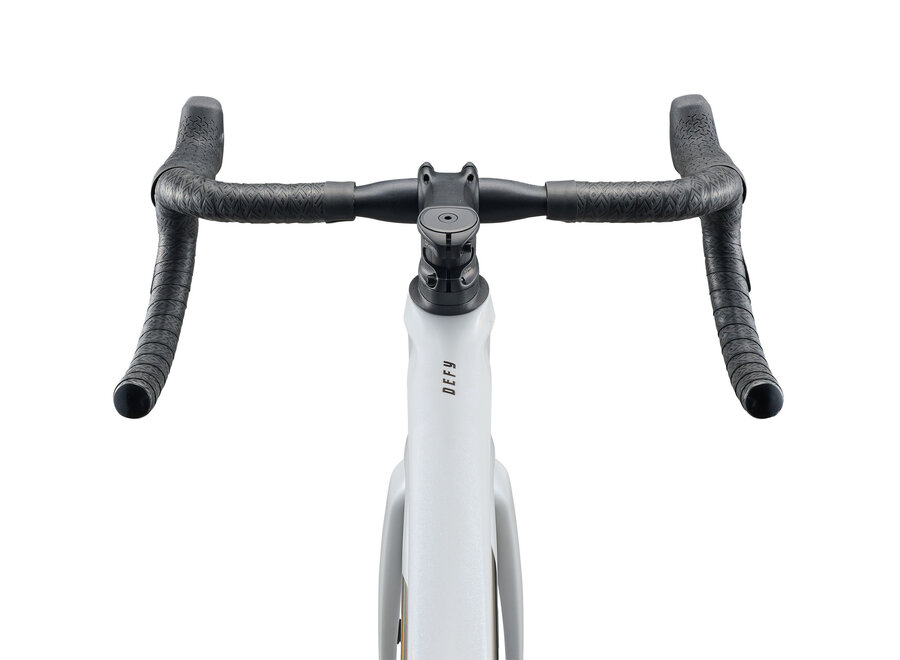 Giant Defy Advanced Pro 1 L White