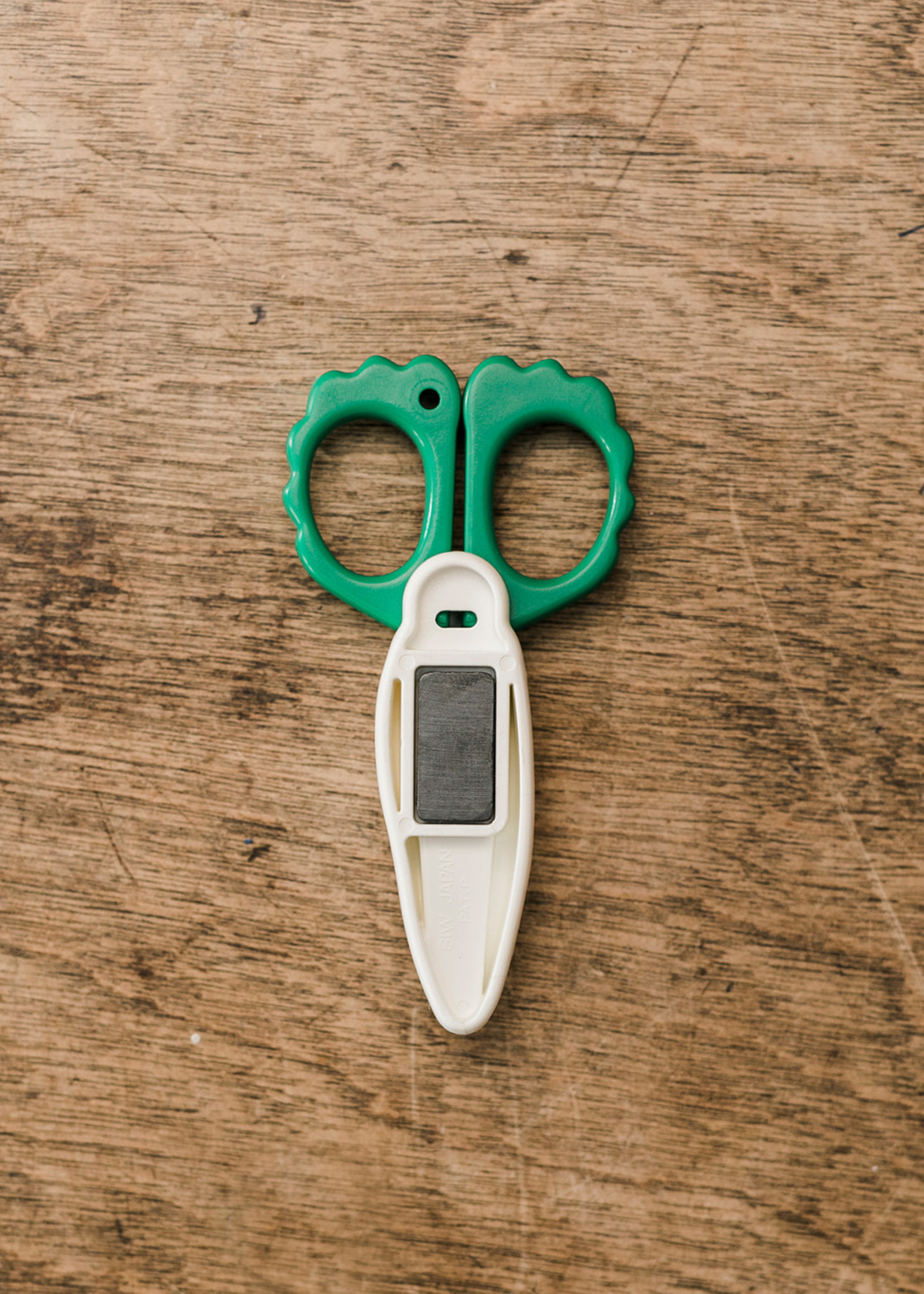 Daikon Magnet Scissors