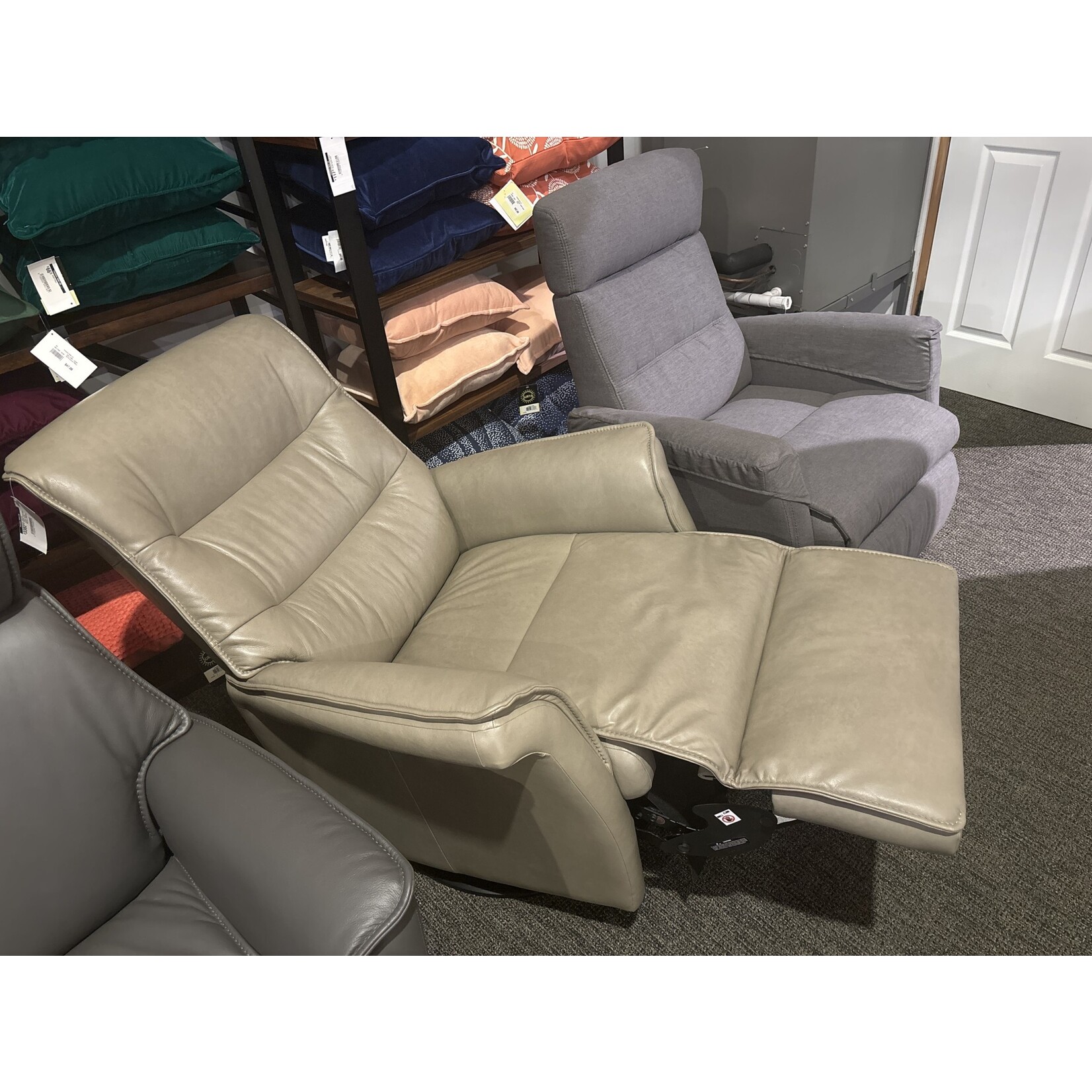 CHELSEA RM399-S552 Dove Leather Power Recliner
