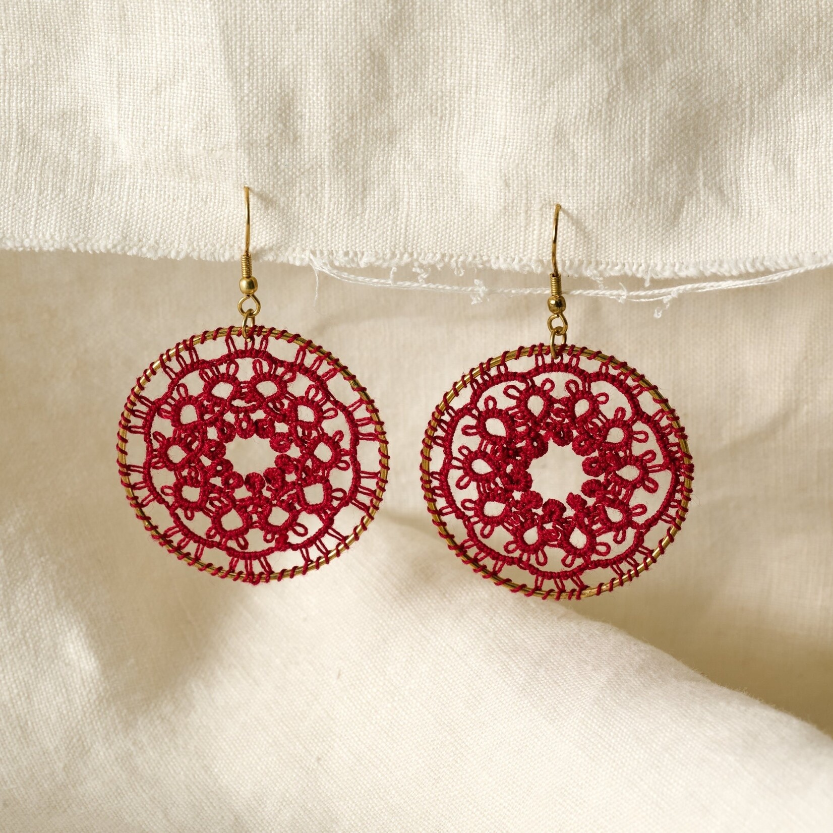 India Earrings Tatted Circle Iron/Br/Cttn 1.75D Red/Gld