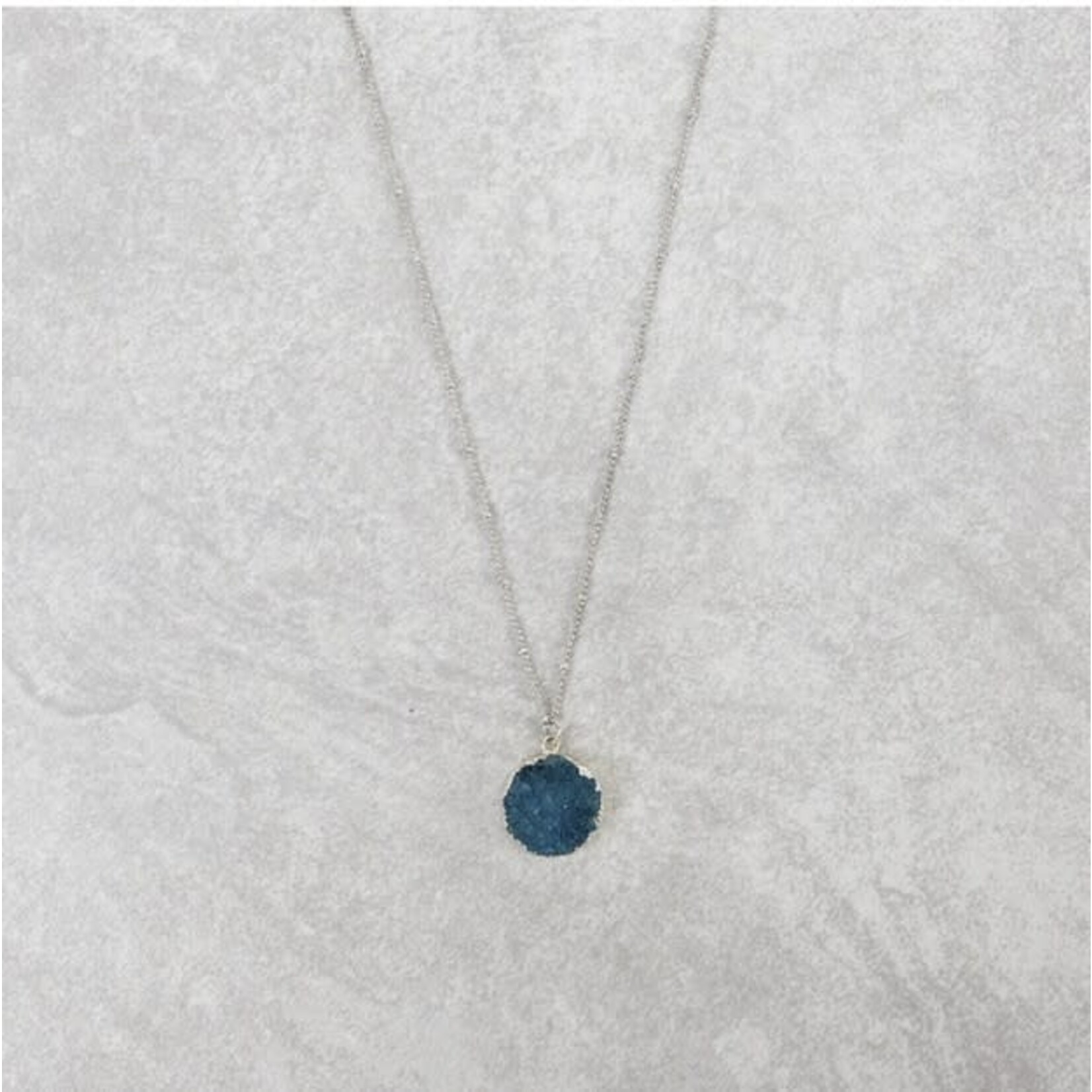 India Necklace Rnd Geode Pend Druzy Stn/Br 23L Silv/Blue