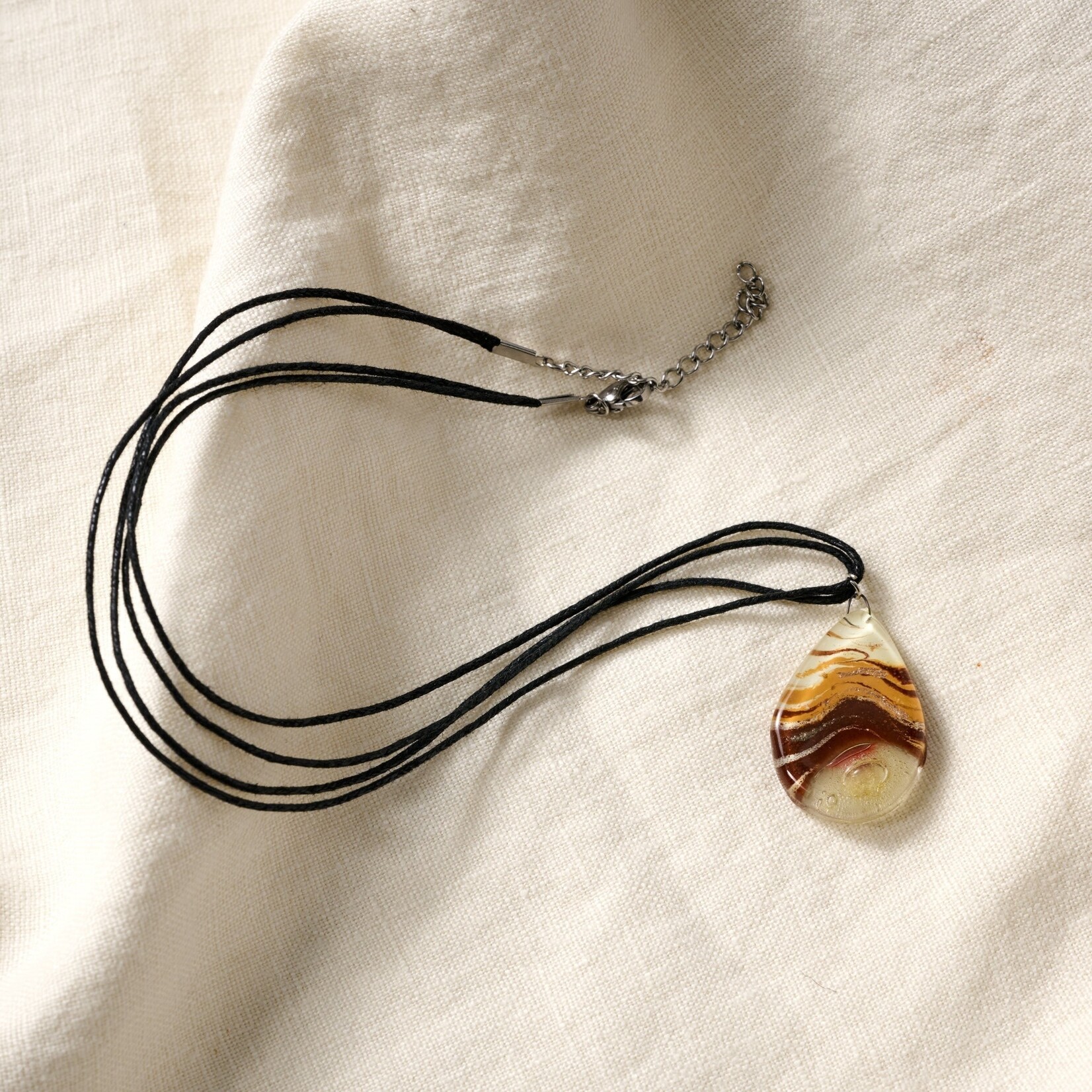 Chile Necklace Teardrop Fused Glass/Cttn 18L Rd/Tan/Blk